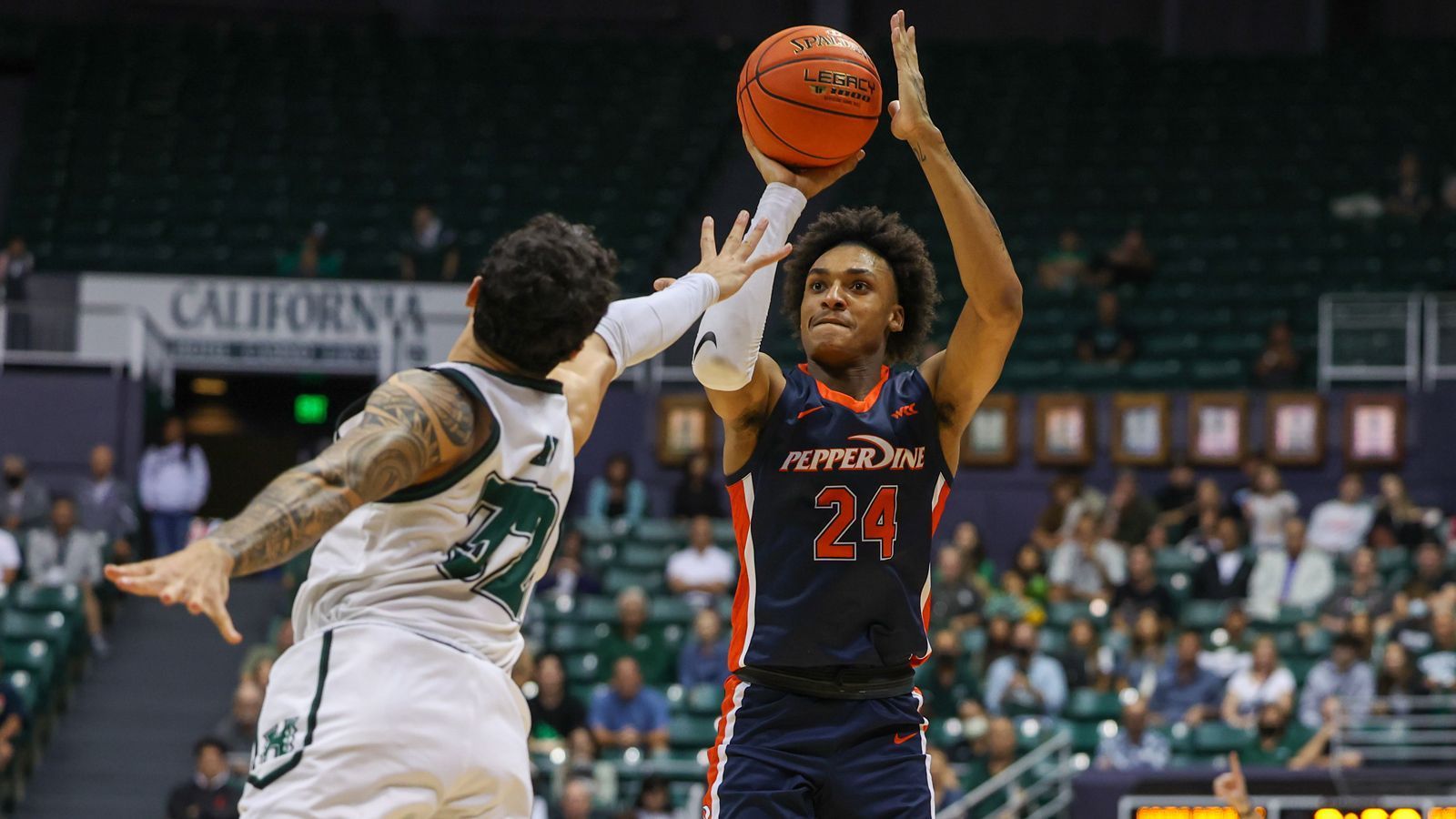 
                <strong>30. Pick: L.A. CLIPPERS Maxwell Lewis (Forward, Pepperdine, 27. Juli 2002) </strong><br>
                Stats 22/23: 17,1 Punkte, 5,7 Rebounds, 2,8 Assists, Quoten: 47/35/79 (31 Spiele)Lewis ist ein guter Athlet, der am College starke 44 Prozent seiner Catch-and-Shoot-Dreier traf. Defensiv ist er zwar bei weitem noch nicht auf NBA-Niveau und auch körperlich muss er noch zulegen, aber mit dem ersten Satz ist im Prinzip schon erklärt, warum er gut in der ersten Runde landen könnte. Selbst wenn er eher ein Projekt ist und die Clippers vermutlich am liebsten jemanden holen würden, der ihnen sofort hilft.
              