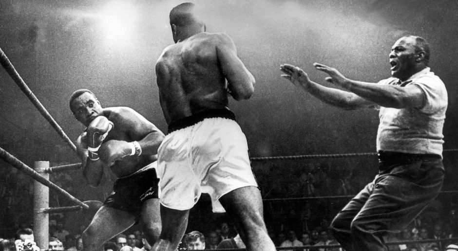 
                <strong>Cassius Clay - Sonny Liston</strong><br>
                Das unerwartet schnelle Ende des Kampfes rief Verschwörungstheoretiker auf den Plan. Liston, so sagten die einen, sei von Black-Muslim-Vertretern bedroht worden. Andere meinten, er habe sich für Geld hingelegt. Das FBI ermittelte, fand aber keine Hinweise auf Manipulation.
              