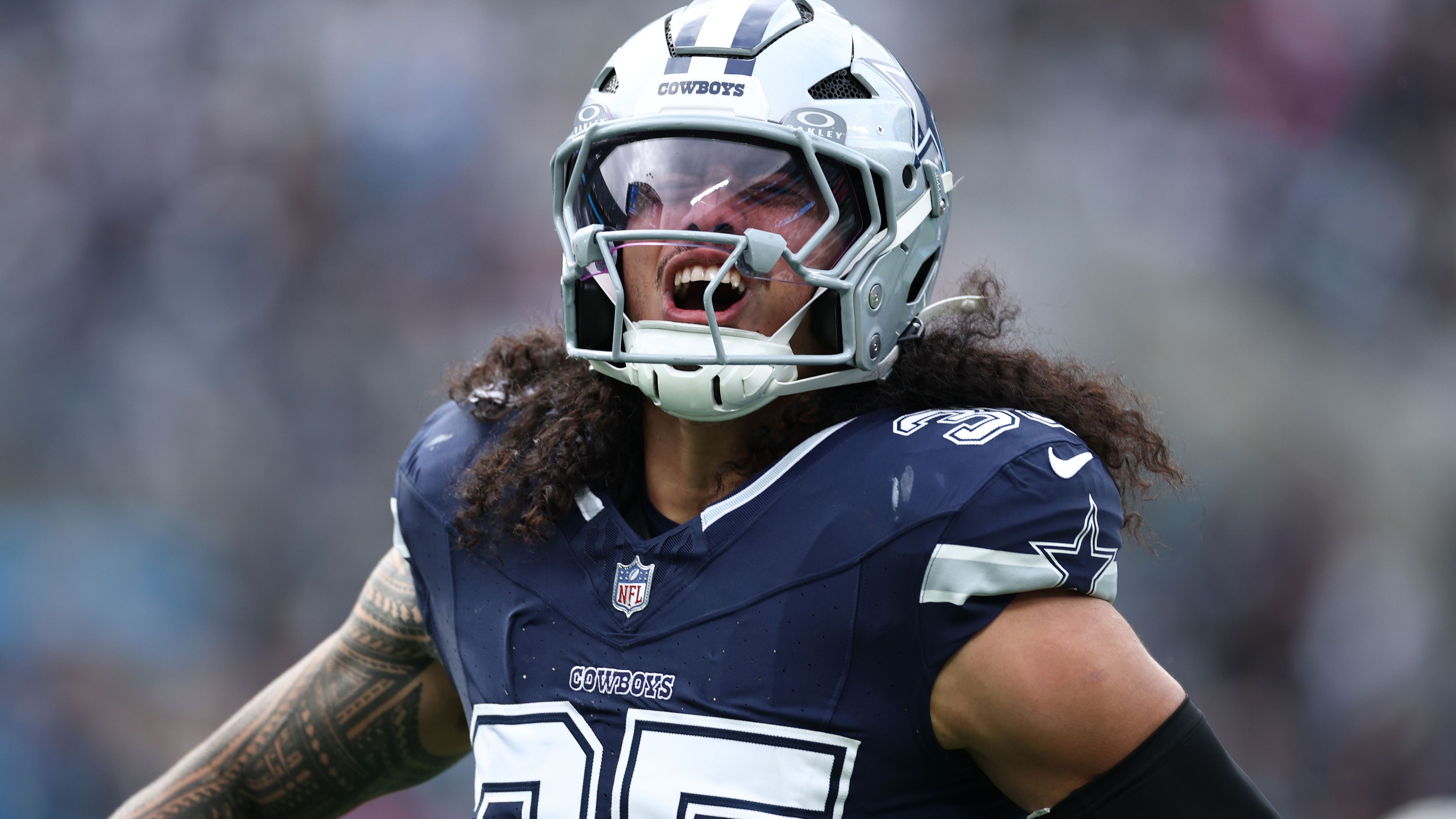 <strong>Dallas Cowboys: Marist Liufau (Linebacker)</strong><br>Marist Liufau spielte sich 2024 mit 50 Tackles und zwei Forced Fumbles ins Rampenlicht – viele davon, als er spät in der Saison mehr Spielzeit bekam. Nun geht der frühere Drittrundenpick deutlich gefestigter in Jahr zwei. Insbesondere mit seiner Explosivität als Blitzer könnte sich Liufau zu einer festen Größe in der neuen Cowboys-Defense entwickeln.