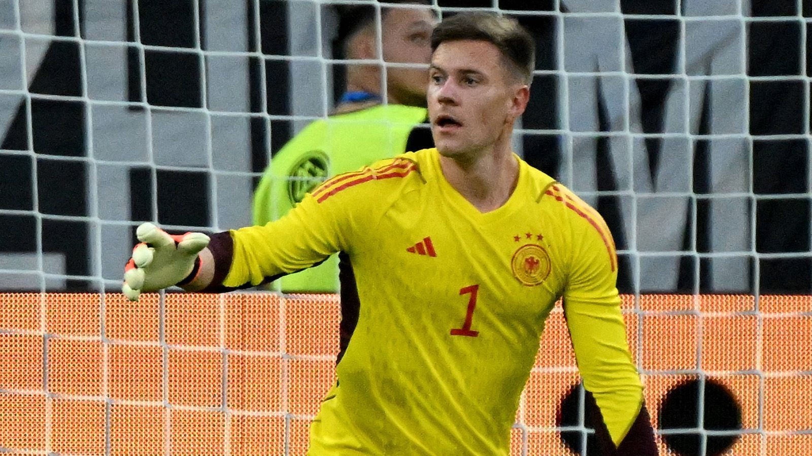 
                <strong>Marc-Andre ter Stegen</strong><br>
                Der Barca-Torwart bekommt mehr zu tun als ihm lieb ist. Verhindert gegen Borre (23.) und Mina (30.) einen Rückstand. Mit einem gefährlichen Fehlpass. Beim 0:1 ebenso wie beim 0:2 durch Cuadrados Elfmeter (82.) machtlos. ran-Note: 3
              