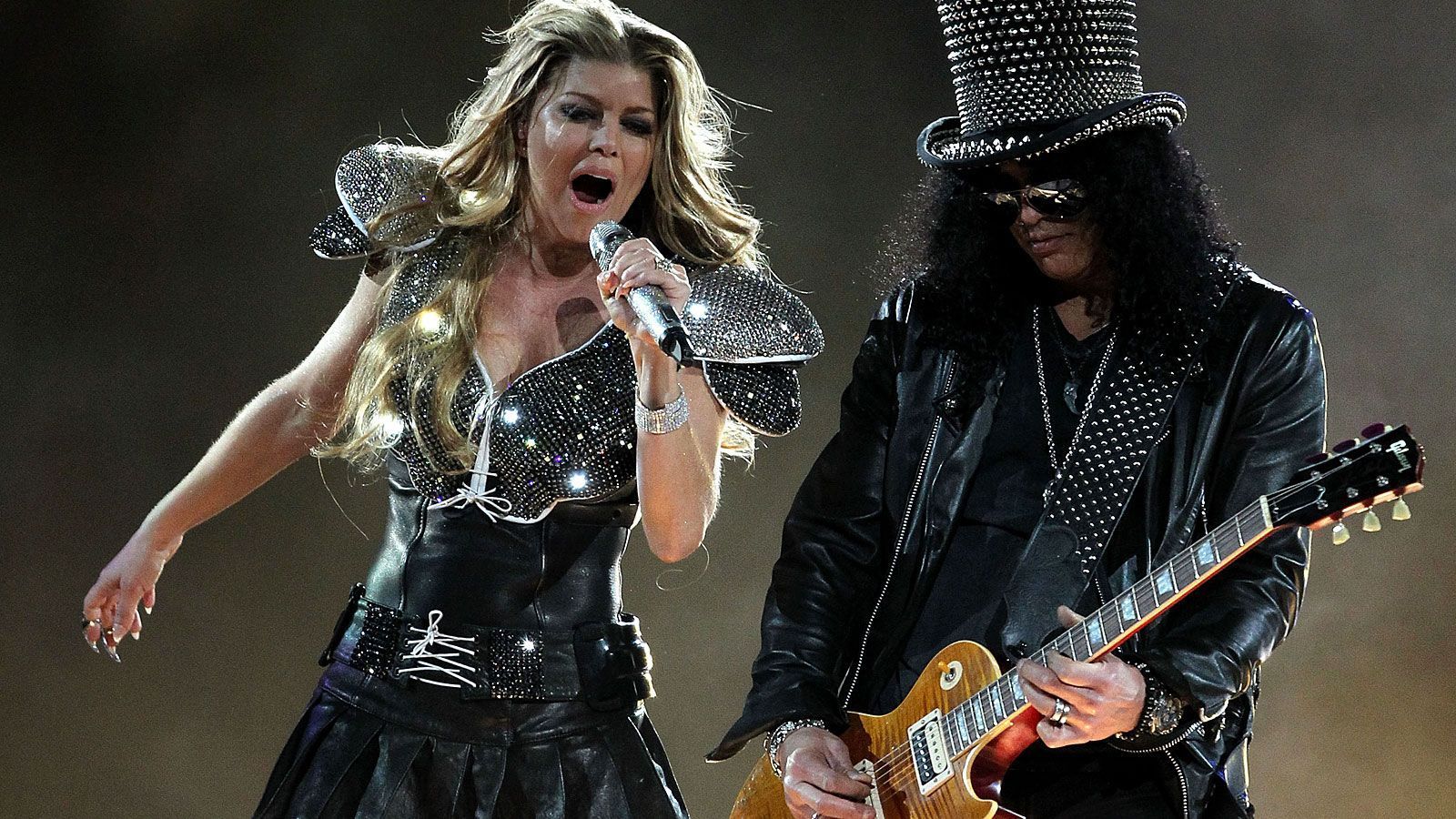 <strong>2011: Slash, Black Eyed Peas</strong><br>
                Nach dem Auftritt der Black Eyed Peas im Jahr 2011 hagelt es Kritik von den Medien. "Tolle Effect-Show, aber&nbsp;Katzengejammer" heißt es später in den Schlagzeilen.
