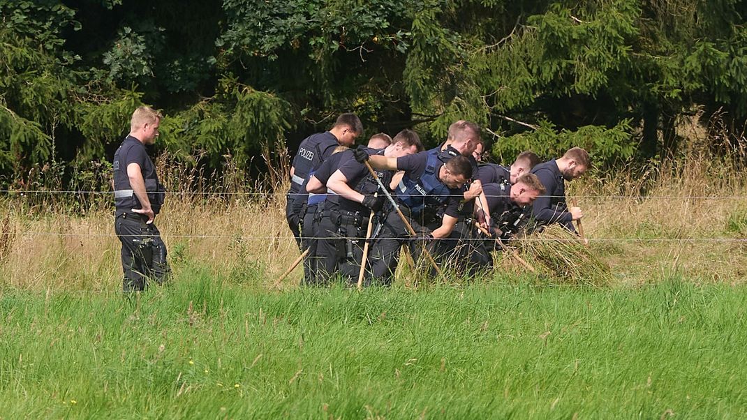Polizisten sicherten nach dem Leichenfund Spuren.