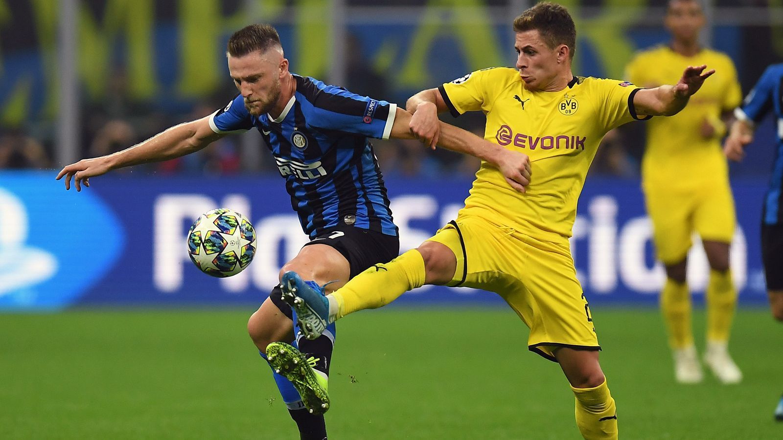 
                <strong>Die BVB-Stars in der Einzelkritik </strong><br>
                Am dritten Spieltag der Champions League-Gruppenphase musste Borussia Dortmund im legendären Giuseppe-Meazza-Stadion bei Inter Mailand antreten. Am Ende setzte es eine 0:2-Pleite. Hier gibt es die BVB-Stars in der Einzelkritik.   
              