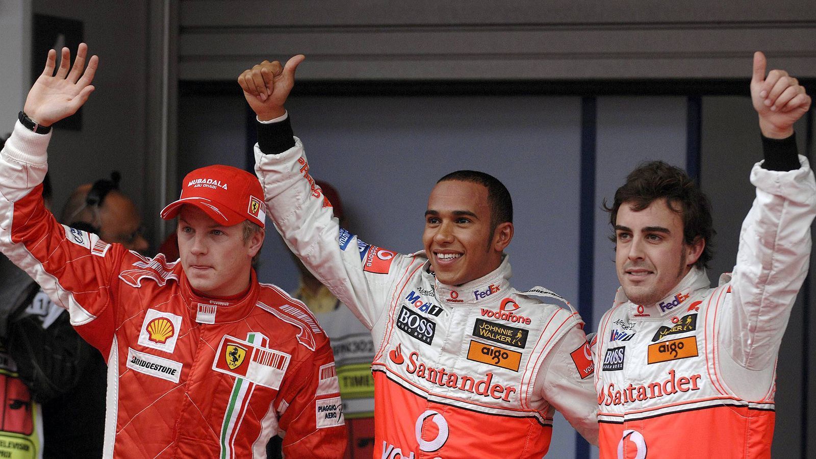
                <strong>Formel 1: Fernando Alonsos spektakuläre Karriere</strong><br>
                Sein Gastspiel bei dem britischen Traditionsrennstall ist aber nur ein kurzes. Mit Newcomer Lewis Hamilton kracht es, die Spionageaffäre um Datenklau bei Konkurrent Ferrari überschattet die Saison. Im schmutzigen Kampf um den Titel lacht am Ende Ferrari: Kimi Räikkönen wird mit einem Punkt Vorsprung auf Hamilton und Alonso Weltmeister.
              