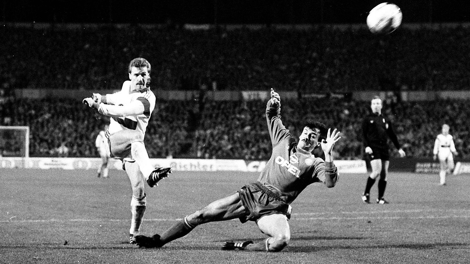 
                <strong>VfB Stuttgart - FC Bayern München 3:0 (9. November 1989)</strong><br>
                Drei Jahre nach der klaren Niederlage in Düsseldorf war für die Bayern im DFB-Pokal erneut schon im Achtelfinale Endstation. Dieses Mal scheiterten die Münchner am VfB Stuttgart, bei dem Fritz Walter (li.) mit einem Doppelpack zum Matchwinner wurde. Jürgen Hartmann erzielte beim 3:0-Sieg der Schwaben den zweiten Treffer für den VfB. Bei den Münchnern stand damals übrigens ein gewisser Hansi Flick in der Startelf, heute Bundestrainer. 
              