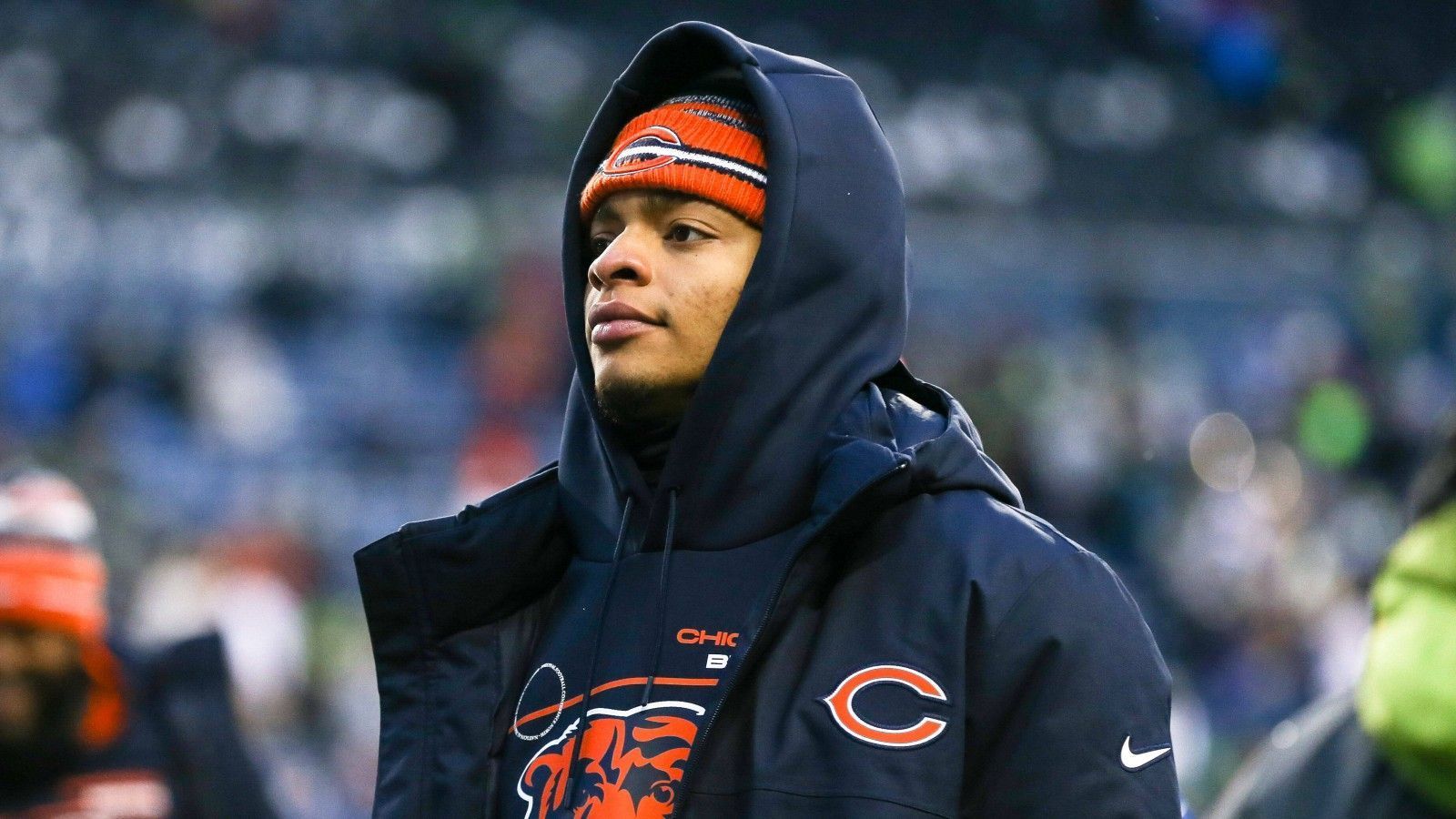 
                <strong>Verlierer: Justin Fields</strong><br>
                Das Rookie-Jahr von Justin Fields verlief eher frustrierend. So bekam der Quarterback der Chicago Bears deutlich zu wenig Hilfe von seinen Mitspielen und Trainern. Umso mehr dürfte der Spielmacher gehofft haben, dass seine Offense im Draft mit Talent gefüttert wird. Nach einer relativ ruhigen Free Agency hat das Team aber auch bei der Talenteziehung nicht allzu viel getan, um die Situation zu verbessern. Die beiden Zweitrunden-Picks wurden für Defensive Backs verwendet. In der dritten Runde wurde mit Velus Jones Jr. zwar endlich ein Receiver verpflichtet, der ist dem bereits im Kader stehenden Darnell Mooney aber sehr ähnlich. Wenig Inspiration für die Offensive.
              