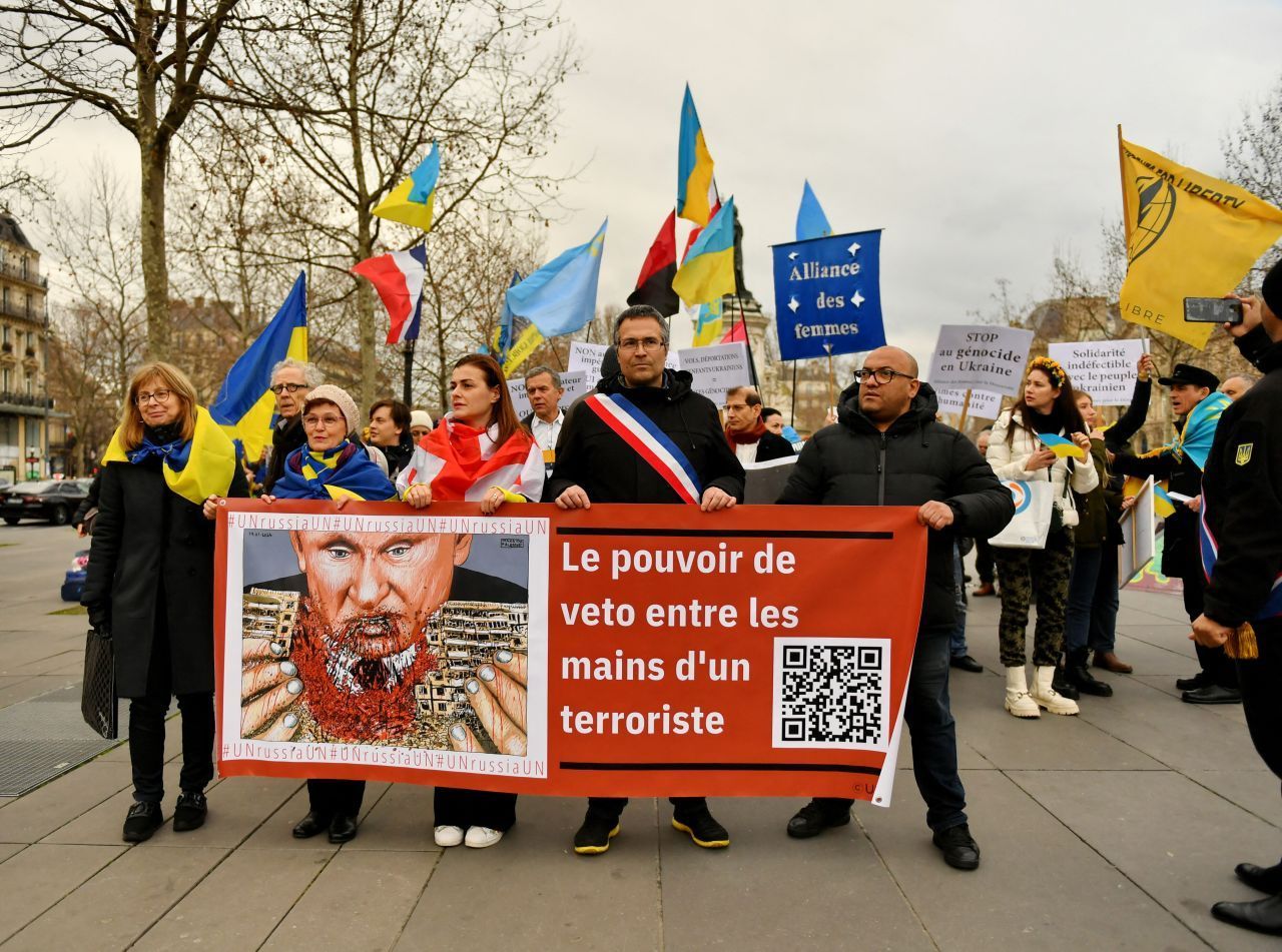 In Frankreichs Hauptstadt Paris protestieren am 19. Februar 2023 Menschen am Platz der Republik gegen Russlands Angriff auf die Ukraine.