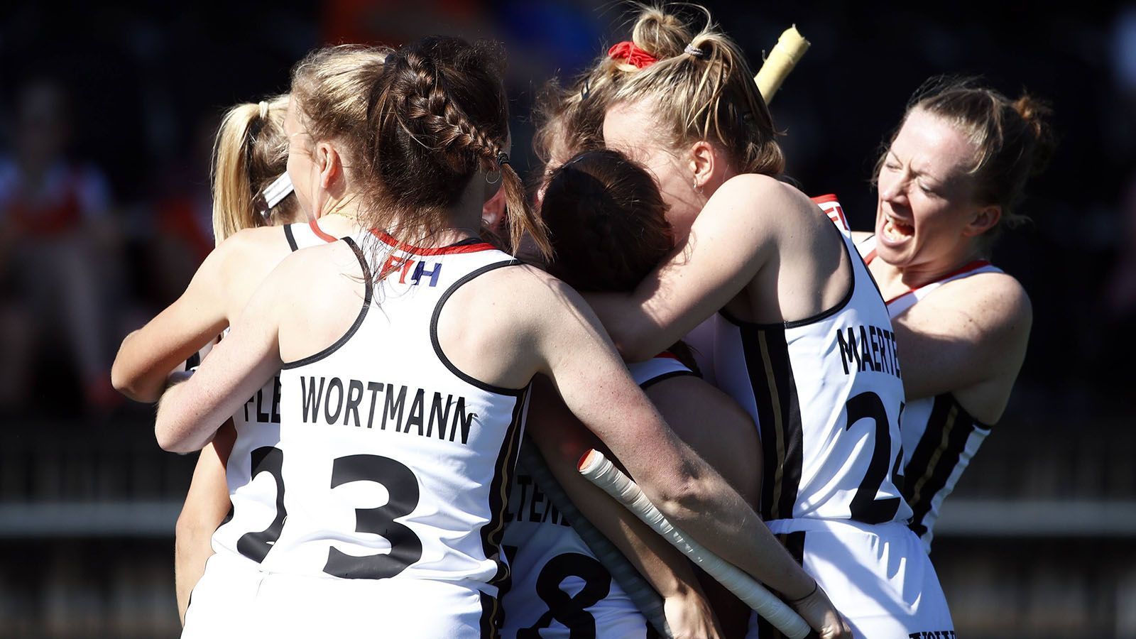 
                <strong>Hockey (Damen und Herren)</strong><br>
                Bei den Hockey-Teams gehen sowohl die Männer als auch die Frauen in Tokio an den Start. Die Herren konnten bei der Olympia-Generalprobe mit drei Siegen ihren Status als Mitfavorit auf den Titel untermauern. Auch die Damen wollen um Edelmetall kämpfen und zeigten zuletzt bei der Generalprobe mit einem Sieg, zwei Remis und einer Niederlage eine aufsteigende Tendenz.
              