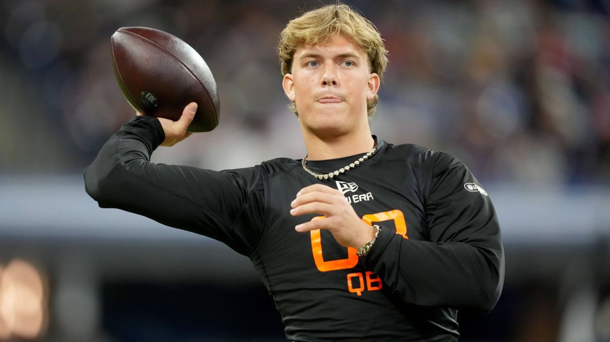NFL, American Football Herren, USA Combine Mar 1, 2025; Indianapolis, IN, USA; Mississippi quarterback Jaxson Dart (QB03) during the 2025 NFL Combine at Lucas Oil Stadium. Indianapolis Lucas Oil St...