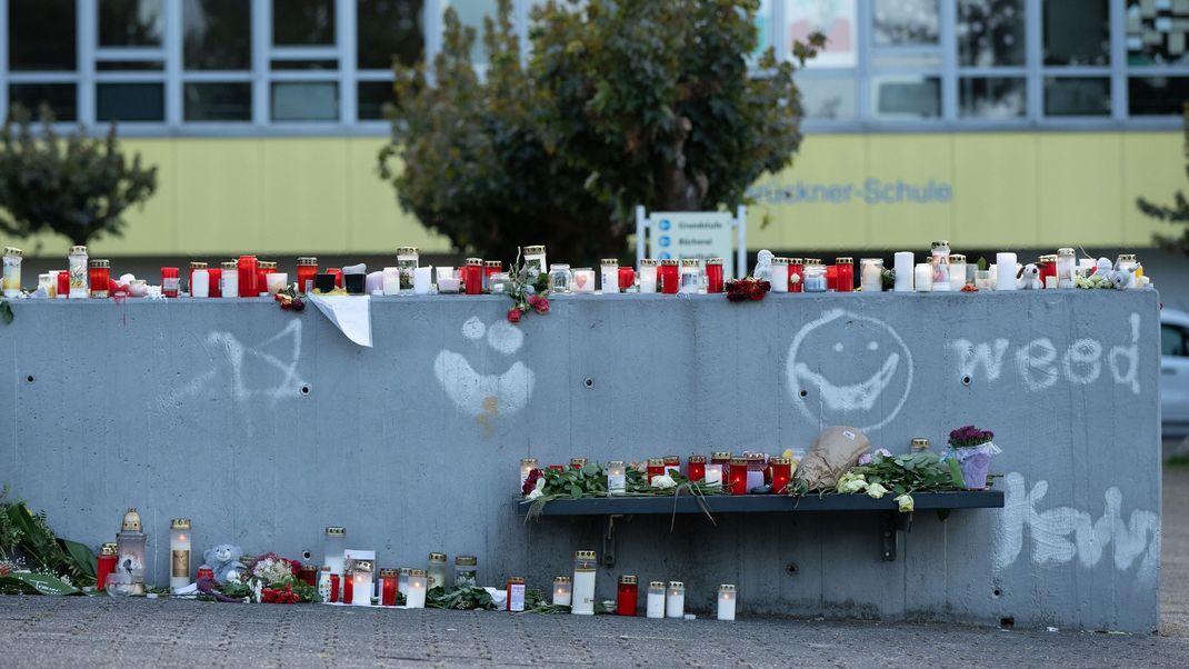 Viele Kerzen erinnern vor einer Schule in Bad Emstal an die getötete 14-Jährige.