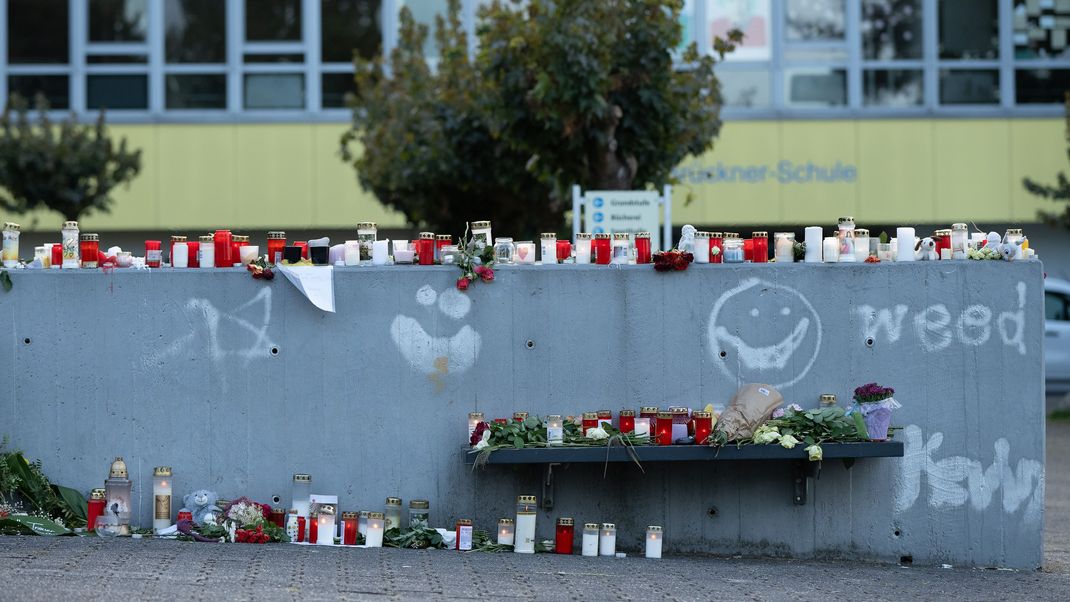 Viele Kerzen erinnern vor einer Schule in Bad Emstal an die getötete 14-Jährige.