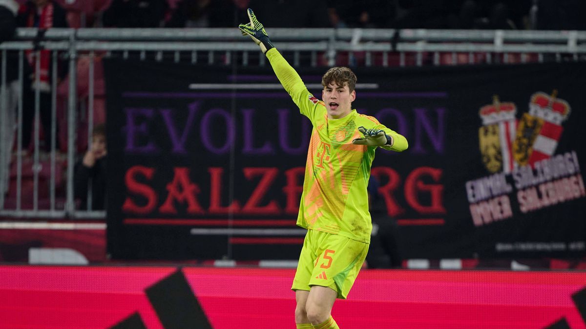 Salzburg, Österreich 06. Januar 2025: Testspiel - 2024 2025 - RB Salzburg vs. FC Bayern München Im Bild: Max Schmitt (FCB) gestikuliert auf dem Spielfeld. Red Bull Arena *** Salzburg, Austria 06 Ja...