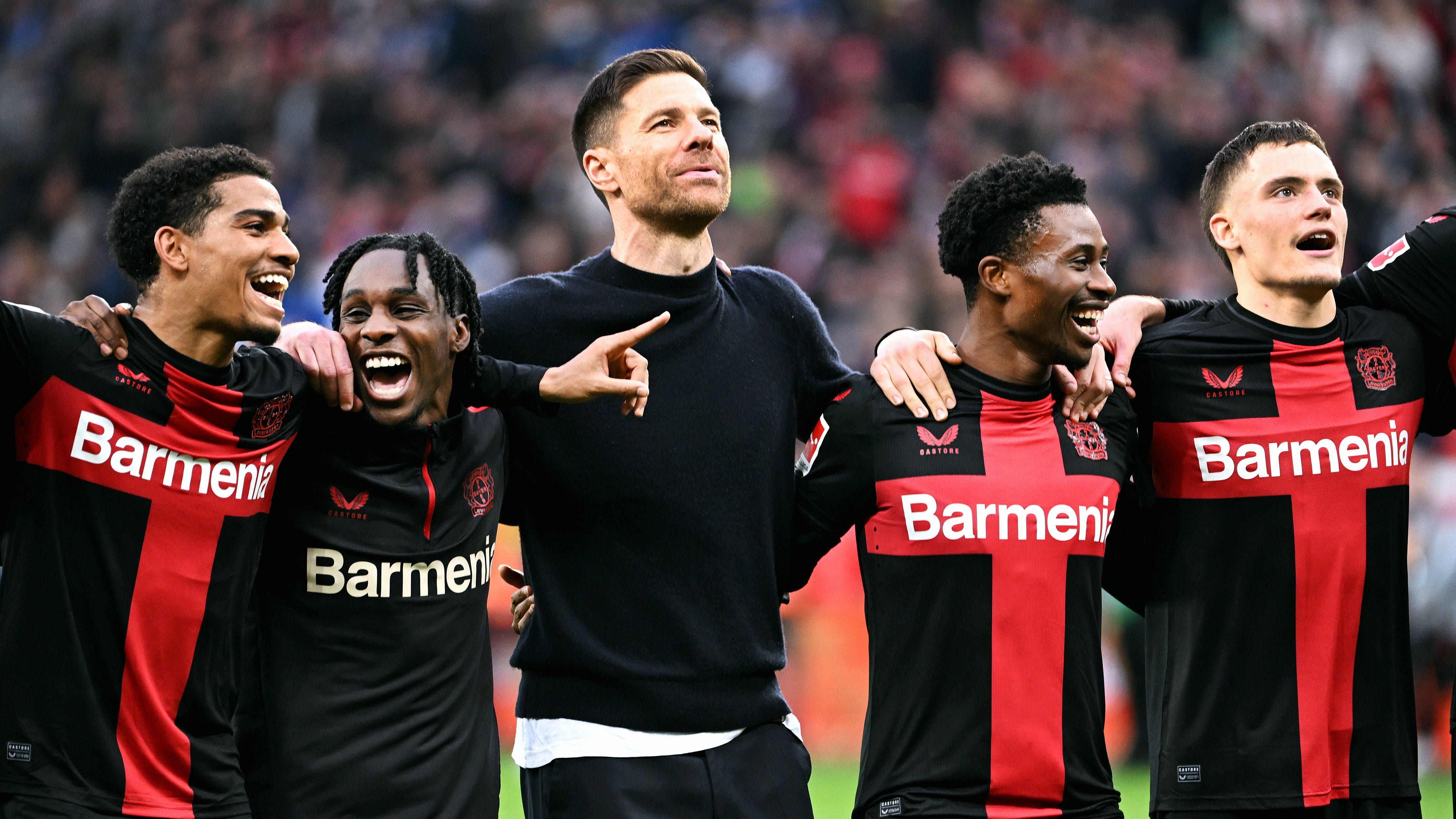 <strong>Bayer 04 Leverkusen: Alle späten Tore der Alonso-Elf</strong><br>Alleine in der Bundesliga fuhr Bayer Leverkusen zwölf Punkte durch späte Treffer ein. Auch das Weiterkommen im Pokal und in der Europa League gelang teilweise in letzter Minute. <strong><em>ran</em></strong> zeigt alle Tore, die die Bayer-Elf nach der 80. Minute erzielte.