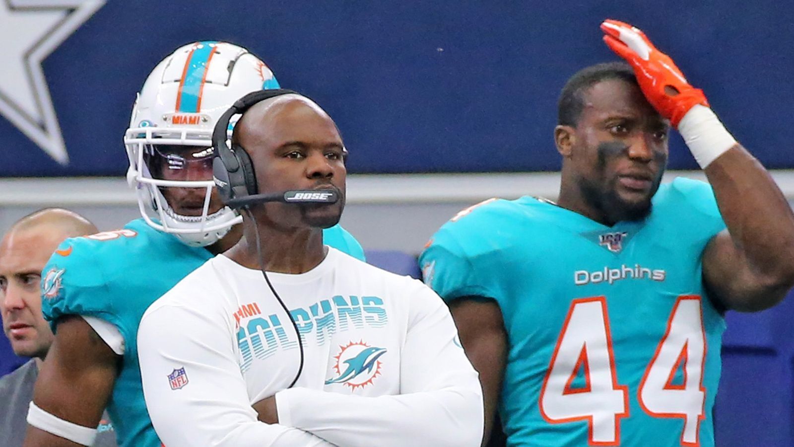 
                <strong>Brian Flores (Miami Dolphins)</strong><br>
                Und es wird ja auch ein bisschen besser. Auf schwachem Niveau, aber immerhin – die Klatschen werden erträglicher. Die vielen Änderungen im Roster und die Situation will Flores nicht als Ausrede gelten lassen. Er weiß, dass es am Ende ein knallhartes Geschäft ist: "Es geht um Ergebnisse, um Siege und Niederlagen. Und da schlagen wir uns nicht gut." Da aber klar war, welchen Weg die Dolphins einschlagen würden, ist eine Entlassung eher unwahrscheinich. Wobei: Auch bei einer erfolglosen Saison kommt es immer auch auf die Art und Weise an.
              