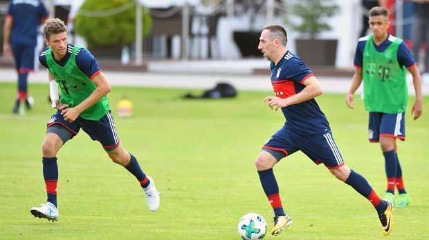 
                <strong>FC Bayern München</strong><br>
                Gleich zum Auftakt in die neue Spielzeit waren auch große Namen wie Thomas Müller (li.) oder Franck Ribery (Mi.) an der Säbener Straße am Ball.
              