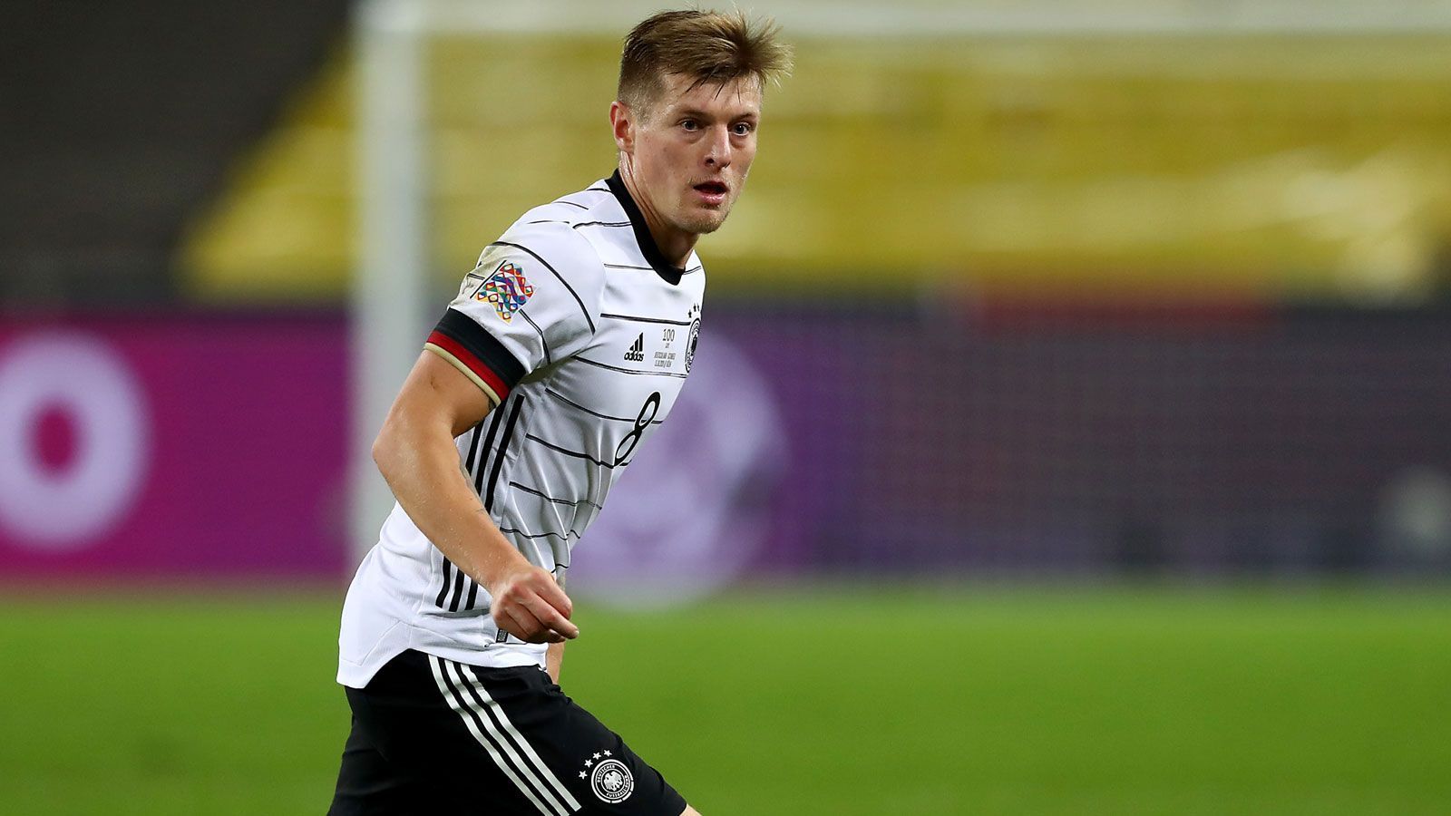 
                <strong>Sicher dabei: Toni Kroos (Mittelfeld, Real Madrid)</strong><br>
                Neben Neuer ist Toni Kroos der zweite Fixpunkt in Löws Mannschaft. Als einzige Führungsspieler überstanden die beiden das WM-Debakel 2018 und die darauffolgende Enttäuschung in der Nations League quasi unbeschadet. Kroos obliegt die Aufgabe, das Spiel zu strukturieren und die Kommandos zu geben, er ist im Grunde der verlängerte Arm des Bundestrainers. Besonders ausgeprägt sind das Auge des Real-Profis für die besser postierten Mitspieler und sein überragendes Passpiel, das weltweit seinesgleichen sucht. An seiner Seite sollen die noch unerfahrenen Kollegen wachsen. Nur mit einem Kroos in Topform ist eine erfolgreiche EM möglich.
              