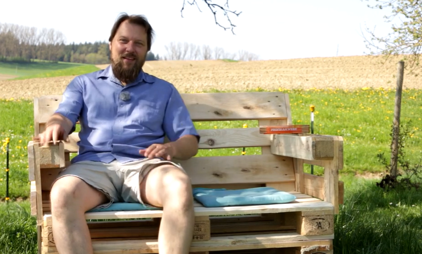 Fertig ist die anschauliche DIY-Gartenbank aus Europaletten. Jetzt können Sie sich gemütlich im Garten entspannen.