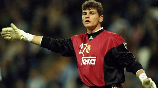 
                <strong>Iker Casillas - 18 Jahre.</strong><br>
                Iker Casillas - 18 Jahre. Am 12.09.1999 feiert "San Iker" sein Profi-Debüt im Trikot von Real Madrid. Damals heißt der Kontrahent Atheltic Bilbao - Endstand 2:2. Nur drei Tage später steht Casillas in der Champions League gegen Olympiakos Piräus im Tor - Endstand 3:3. Trotz der fünf Gegentore erarbeitet er sich fortan einen Stammplatz.
              