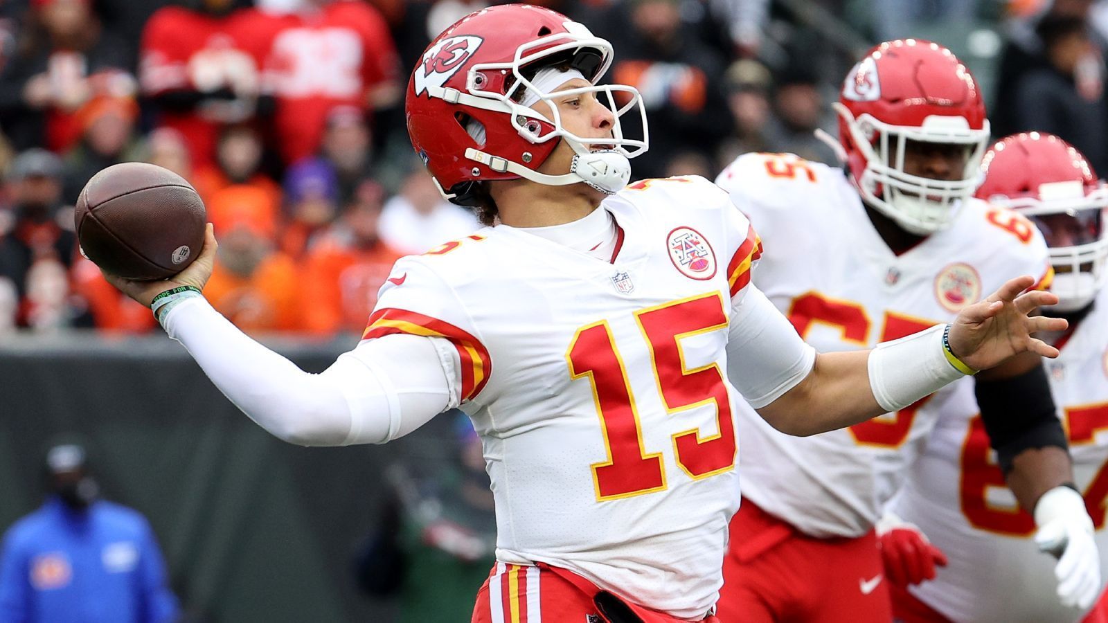 
                <strong>Patrick Mahomes' Schwäche: Zu viel auf einmal gewollt</strong><br>
                Man muss schon lange zurückgehen bzw. lange nachdenken um eine Schwäche bei Mahomes festzustellen. Wenn man jedoch eine finden will, dann dass er gerade in der ersten Saisonhälfte zu viel auf einmal wollte. "One Play at a Time" heißt es oft bei NFL-Coaches. Mahomes suchte oft den tiefen Ball, der im Herbst noch oft abgefangen wurde. Mittlerweile nimmt der ehemalige Texas-A&M-QB, was die Defense ihm gibt. Das geht zwar zu Lasten der Explosivität der Offense, jedoch haben die Chiefs seit Oktober nur ein Spiel verloren und wer gewinnt, hat Recht.
              