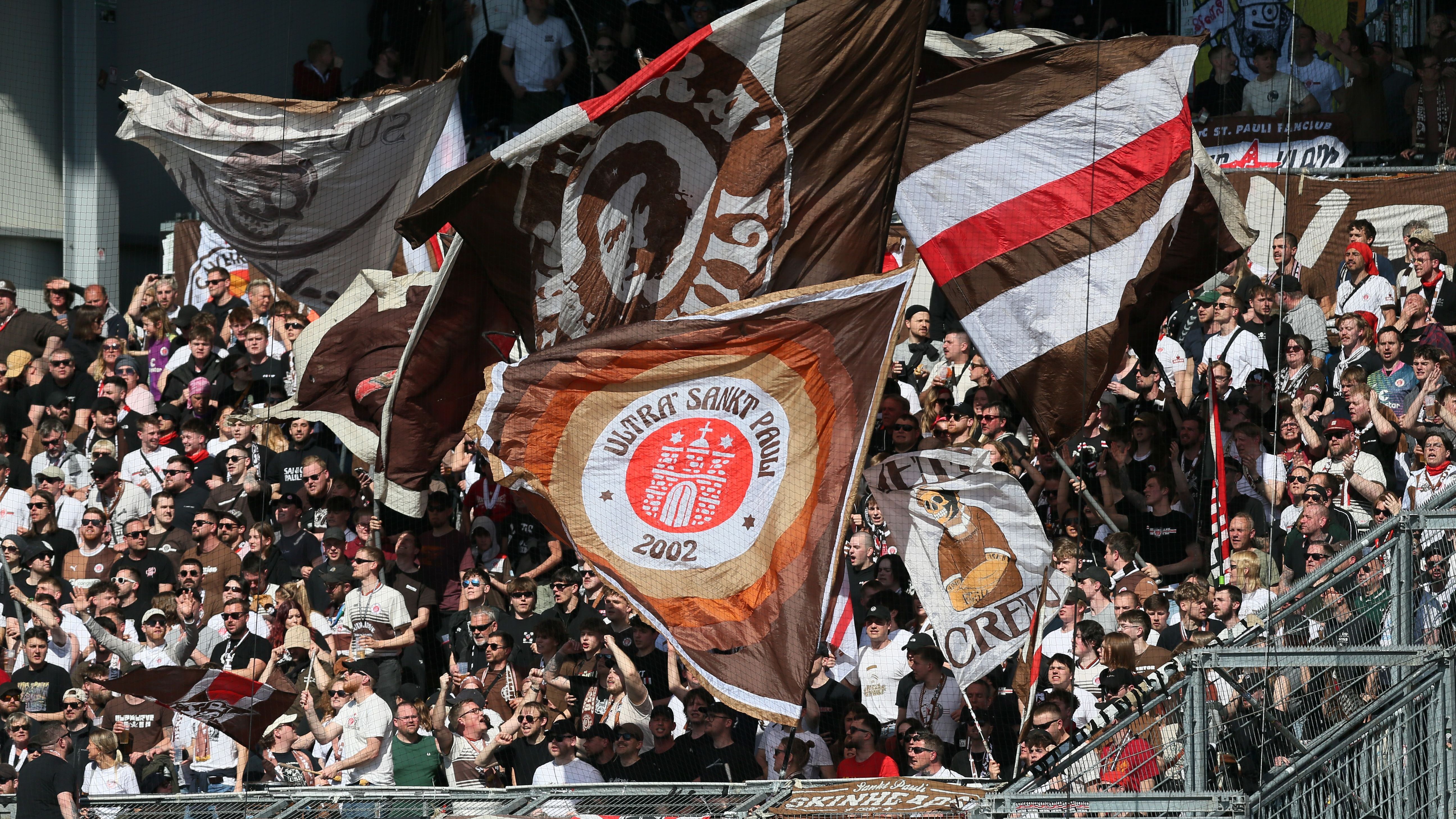 <strong>Platz 6:&nbsp;FC St. Pauli</strong><br>• Durchschnittliche Anzahl an Auswärtsfans: 4.724<br>• Höchste Anzahl an Auswärtsfahrern: 8.000 (in Dortmund)<br>• Niedrigste Anzahl an Auswärtsfahrern: 2.000 (in Heidenheim)
