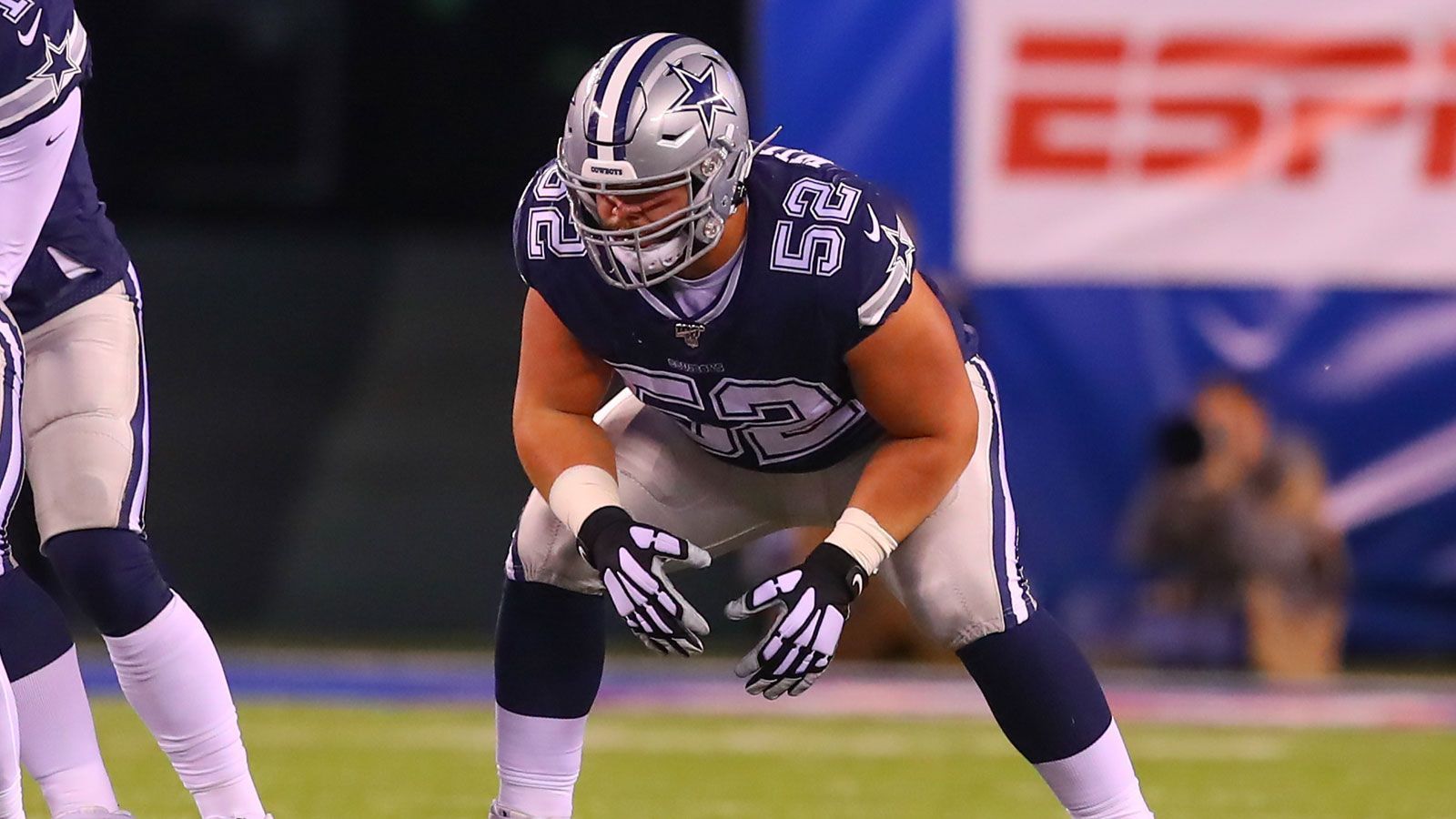 
                <strong>Connor Williams (Dallas Cowboys)</strong><br>
                Beim Draft 2018 konnte der 23-jährige Guard seine Freudentränen nicht zurückhalten. In der Umgebung von Dallas geboren und aufgewachsen, wollte Williams schon als Kind für die Cowboys spielen. Nachdem er drei Jahre lang an der University of Texas gespielt hatte, wählte ihn sein Lieblingsteam in der zweiten Runde des Drafts aus. "Ich wollte unbedingt für die Cowboys spielen. Es ist ein Traum, ich bin zuhause", freute sich der gerührte Williams nach dem Draft.
              