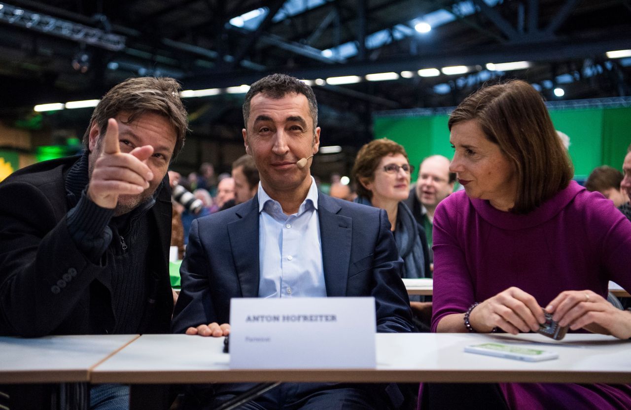 Bereits 2017 will Habeck Spitzenkandidat der Grünen im Bundestagswahlkampf werden. Allerdings verliert er um 90 Stimmen gegen Cem Özdemir, der dann zusammen mit Katrin Göring-Eckardt den Wahlkampf bestreitet.