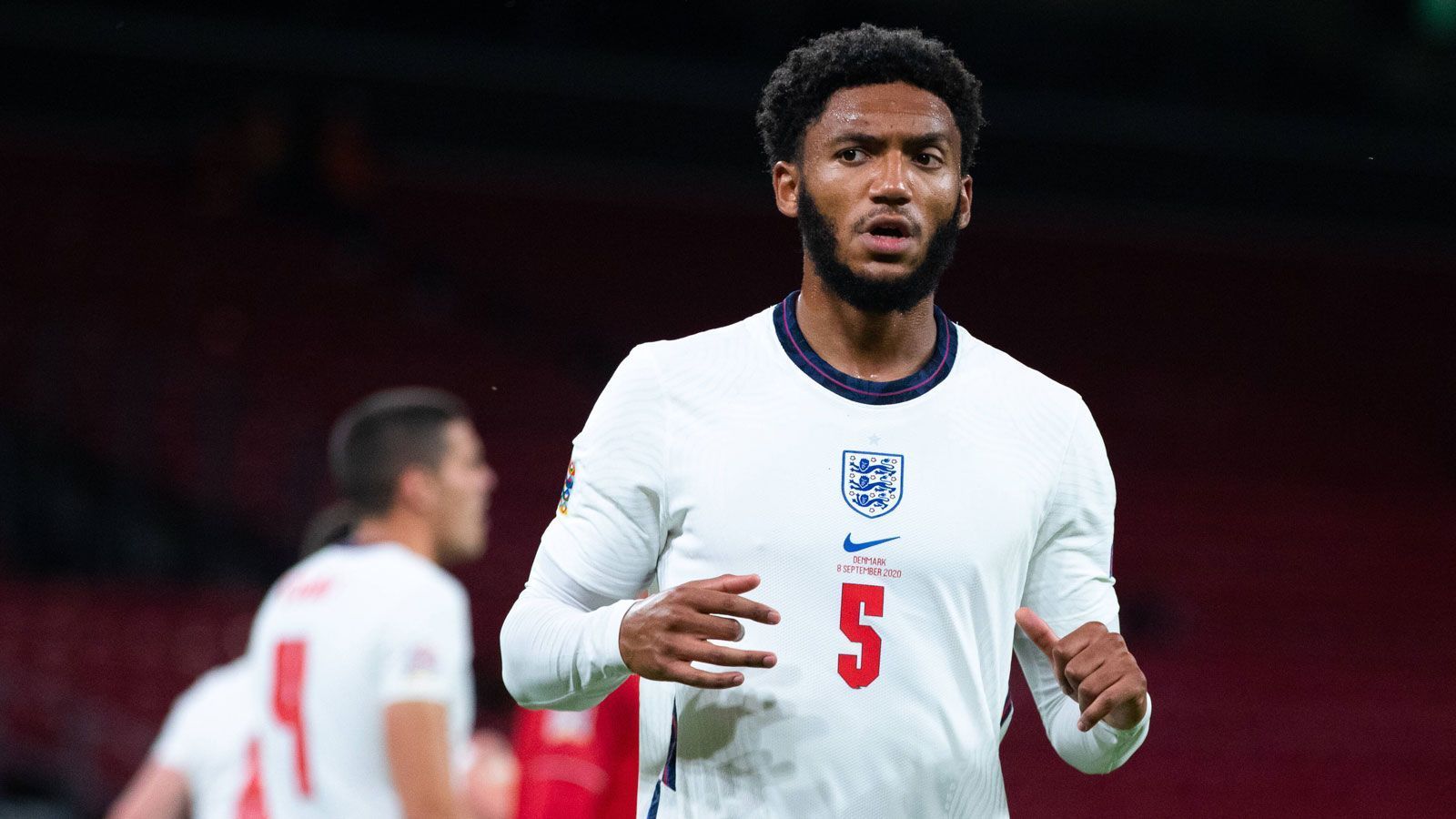 
                <strong>Joe Gomez (England)</strong><br>
                Und damit ist Alexander-Arnold nicht der einzige "Reds"-Spieler, der sich nun gedulden muss. Auch sein Innenverteidiger-Kollege Joe Gomez wartet auf seine Rückkehr auf den Platz, nachdem sich der Engländer im November beim Training der Nationalmannschaft eine Patellasehnenverletzung zuzog. "Er macht große Schritte und das Knie zeigt keine Reaktion nach dem Laufen. Das ist am wichtigsten", gab Klopp Mitte April ein Update zum Abwehrspieler. Die EM kommt für den 23-Jährigen trotzdem zu früh.
              