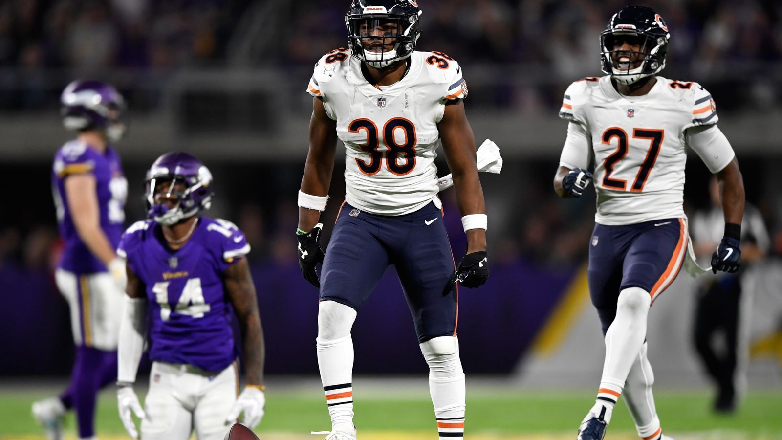 
                <strong>Denver Broncos: S Adrian Amos </strong><br>
                Beim Pass Rush sind die Broncos mit Von Miller und Bradley Chubb bestens aufgestellt. In der Secondary rissen die - auch gewollten - Verluste von Aqib Talib und T.J. Ward riesige Löcher. Für Amos wäre es eine erneute Zusammenarbeit mit seinem Ziehvater Vic Fangio, unter dem sein Stern bei den Chicago Bears aufging.
              