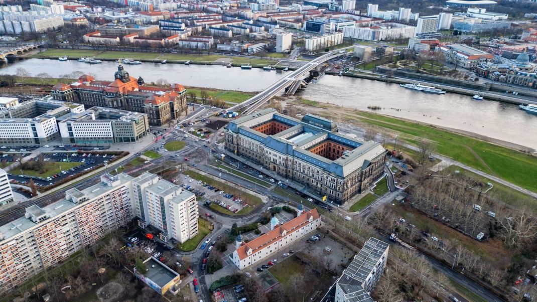 Wegen der Entschärfung einer Weltkriegsbombe in Dresden und den damit zusammenhängenden Evakuierungsmaßnahmen wird mit erheblichen Verkehrsbehinderungen gerechnet.