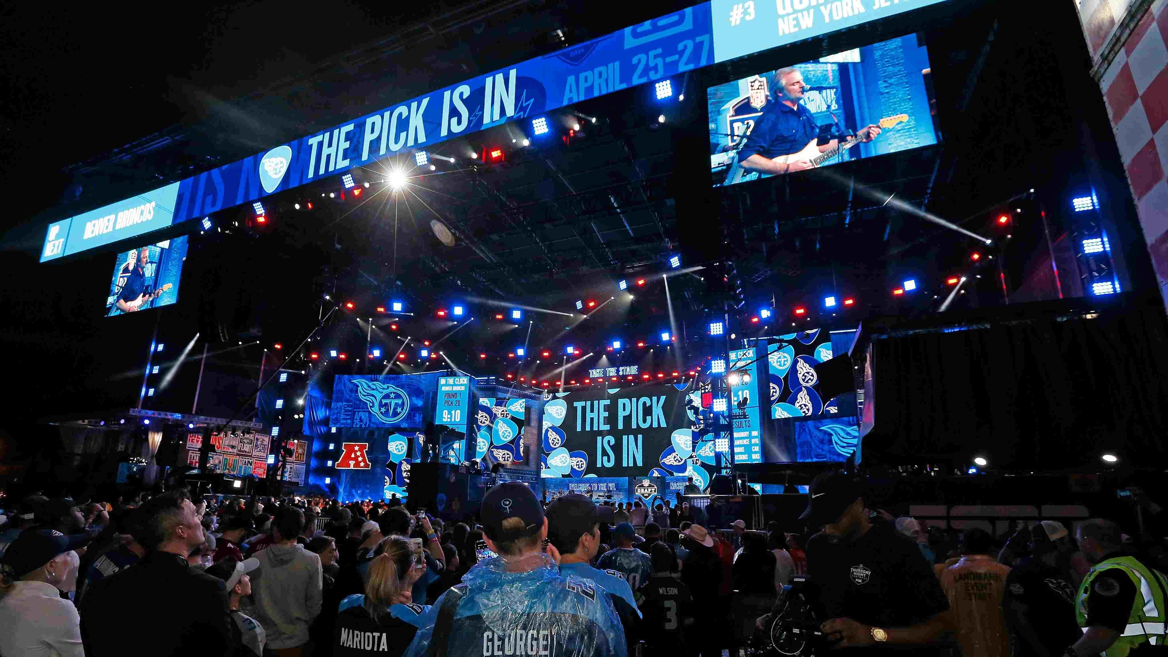 
                <strong>NFL Draft 2021: Die möglichen Trades in der ersten Runde </strong><br>
                Gil Brandt wurde 2019 in die NFL Hall of Fame aufgenommen, weil er das Scouting revolutionierte. Wenn Brandt etwas sagt, hören die Experten und Teamverantwortliche zu. Viele Talente haben aufgrund der unterbrochenen oder ausgefallenen College-Saison seit über einem Jahr kein Football-Spiel absolviert und sind deshalb äußerst schwer einzuschätzen. Daher erwartet Brandt zahlreiche Trades in der 1. Runde (in der Nacht von Donnerstag auf Freitag ab 1:45 Uhr live auf ProSieben MAXX und ran.de). ran zeigt mögliche Trade-Szenarien während der 1. Runde und erklärt, wie diese den Draft auf den Kopf stellen würden.
              