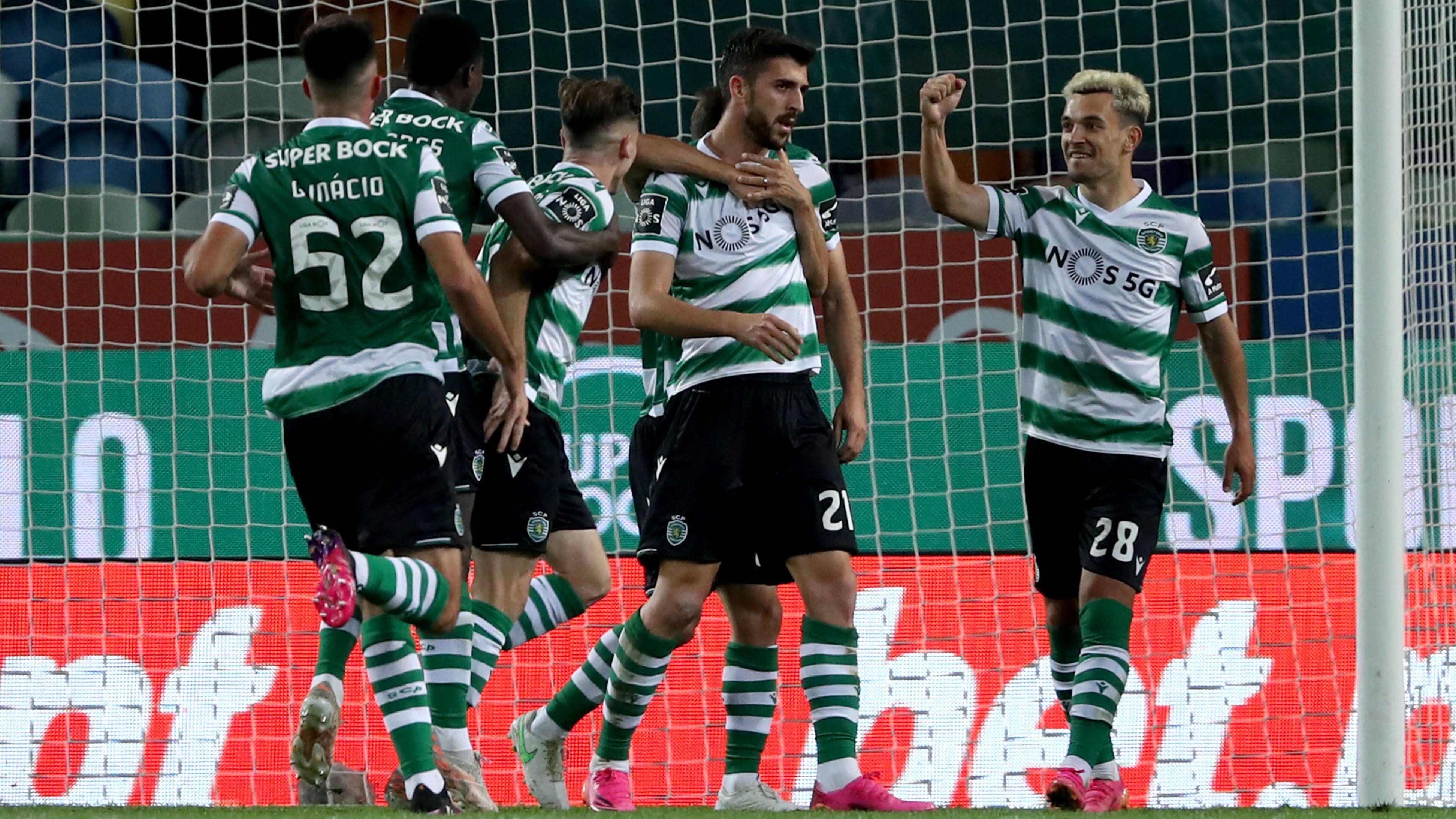 
                <strong>Sporting Lissabon</strong><br>
                Sporting Lissabon ist nach dem 1:0-Heimsieg gegen Boavista Porto FC zum ersten Mal seit 2002 wieder portugiesischer Meister. Bereits zwei Spieltage vor Schluss ist Sporting mit acht Punkten Vorsprung auf den FC Porto uneinholbar. Damit sichern sie sich nicht nur die 23. Meisterschaft der Vereinsgeschichte, sondern auch einen Startplatz in der UEFA Champions League in der kommenden Saison. Funfact: Sporting hat diese Saison bisher keine Partie verloren: 25 Siege, 7 Unentschieden.
              