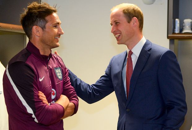 
                <strong>Frank Lampard (35, England)</strong><br>
                Königlichen Beistand kann Frank Lampard (l.) in Brasilien gut gebrauchen. Gegen Deutschland hatte er bei der WM 2010 viel Pech, als sein reguläres Tor im Achtelfinale vom Schiedsrichter übersehen wurde. Letzte Ausfahrt Rio de Janeiro...   
              