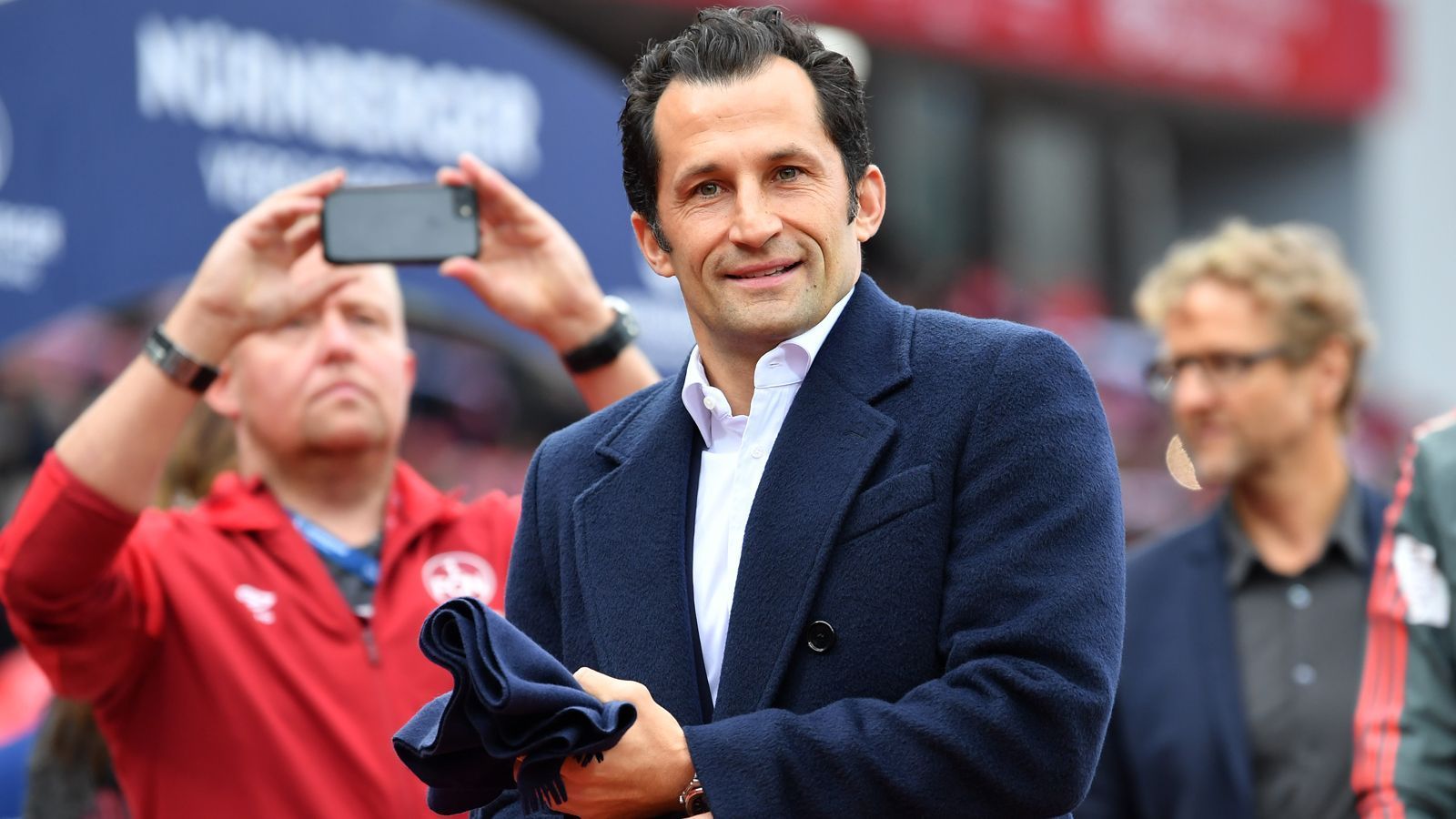 
                <strong>Für diese Entscheidungen war Salihamidzic als Bayern-Sportdirektor verantwortlich</strong><br>
                Nun ist es amtlich! Hasan Salihamidzic steigt beim FC Bayern München vom Sportdirektor zum Sportvorstand auf. "Hasan Salihamidzic ist seit Sommer 2017 Sportdirektor des FC Bayern und hat in dieser Zeit hervorragende Arbeit geleistet", hieß es in einer Presseerklärung auf der Homepage der Münchner. ran.de zeigt, für welche Entscheidungen "Brazzo" zuletzt beim deutschen Rekordmeister maßgeblich verantwortlich war.
              