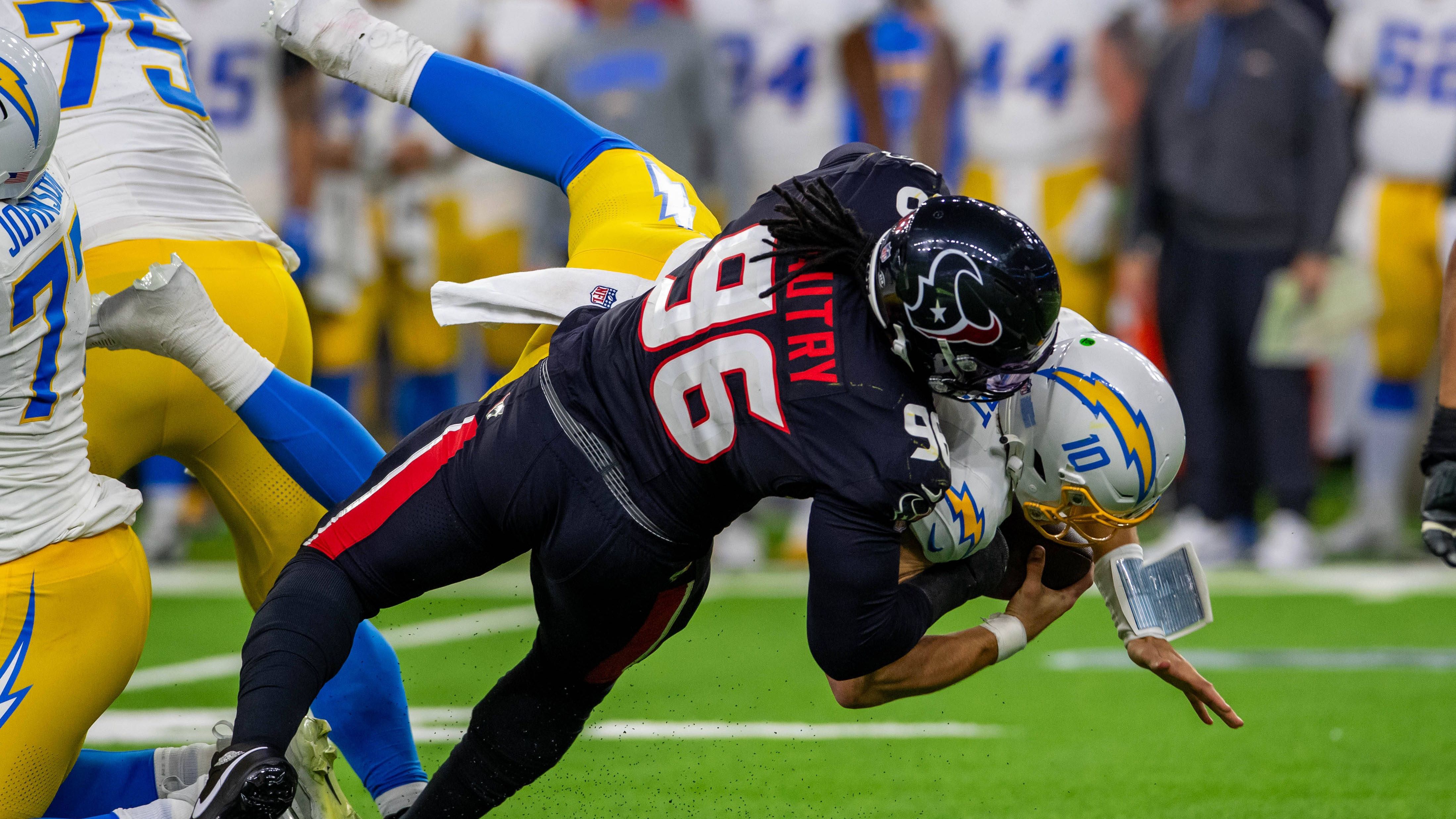 <strong>Houston Texans: Denico Autry (Defensive Liner)<br></strong><strong>Vertragdetails</strong>: 2 Jahre, 20 Millionen US-Dollar<br>Der Routinier konnte in seiner ersten Spielzeit bei den Houston Texans nicht wirklich überzeugen und verpasste zudem den <a data-li-document-ref="412195" href="https://www.ran.de/sports/american-football/nfl/news/houston-texans-star-neuzugang-von-nfl-gesperrt-412195">Saisonstart gesperrt</a>. Mit 34 Jahren dürfte sich seine Karriere langsam dem Ende neigen. Eine starke zweite Saison im Texans-Dress könnte seinen Wert steigern.