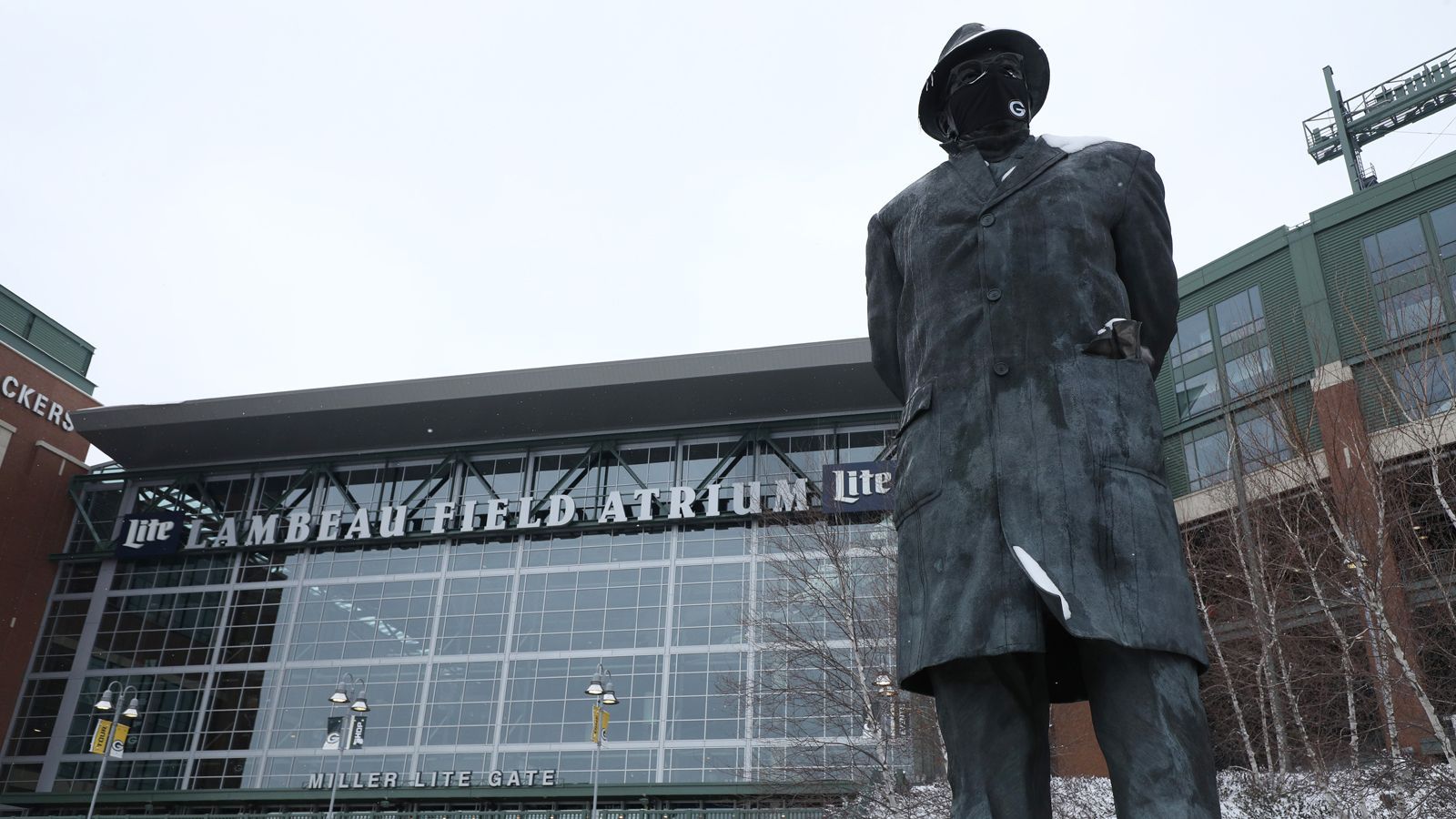 <strong>Green Bay Packers (1960-1967)</strong><br>Die legendäre Zeit von Coach Vince Lombardi, welcher vor dem Lambeau Field eine Statue erhielt und nach dem die Super-Bowl-Trophäe benannt wurde. 1960 im Finale der NFL knapp verloren, 1961 dieses dann gewonnen, 1962 ebenfalls und von 1965 bis 1967 durchgehend siegreich. Seitdem hat kein anderes Team drei Mal in Folge die NFL-Meisterschaft, Vorgänger des Super Bowls, gewinnen können. Eine echte Dynastie.&nbsp;