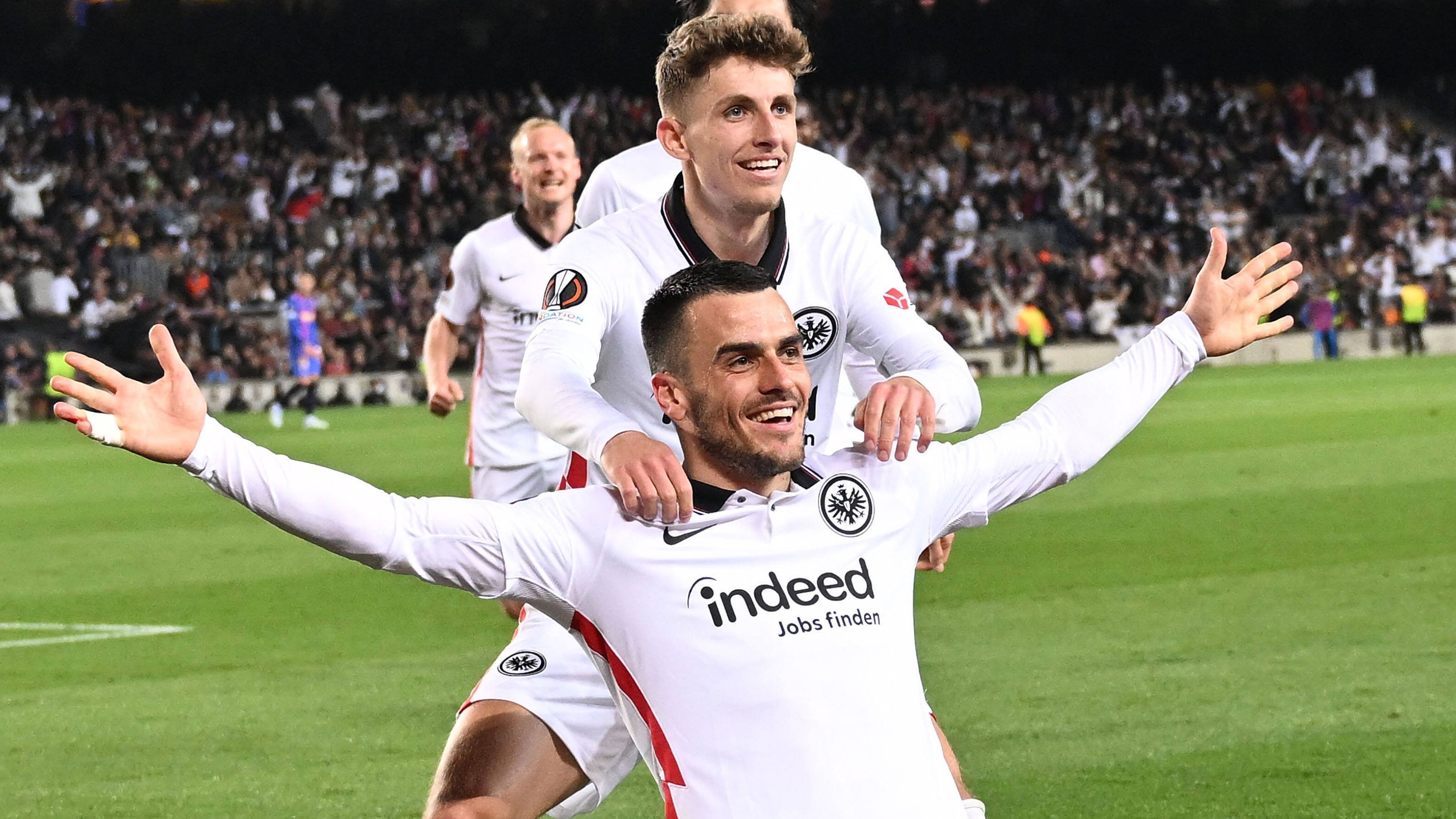 
                <strong>Eintracht-Spektakel im Camp Nou! Frankfurt-Stars zaubern sich ins Halbfinale </strong><br>
                Wahnsinn, Eintracht Frankfurt! Die Hessen führen den FC Barcelona über weite Strecken des Europa-League-Viertelfinal-Rückspiels vor und gewinnen verdient mit 3:2 gegen die Katalanen. Eine unglaubliche Leistung - ran hat die Eintracht-Stars benotet.
              