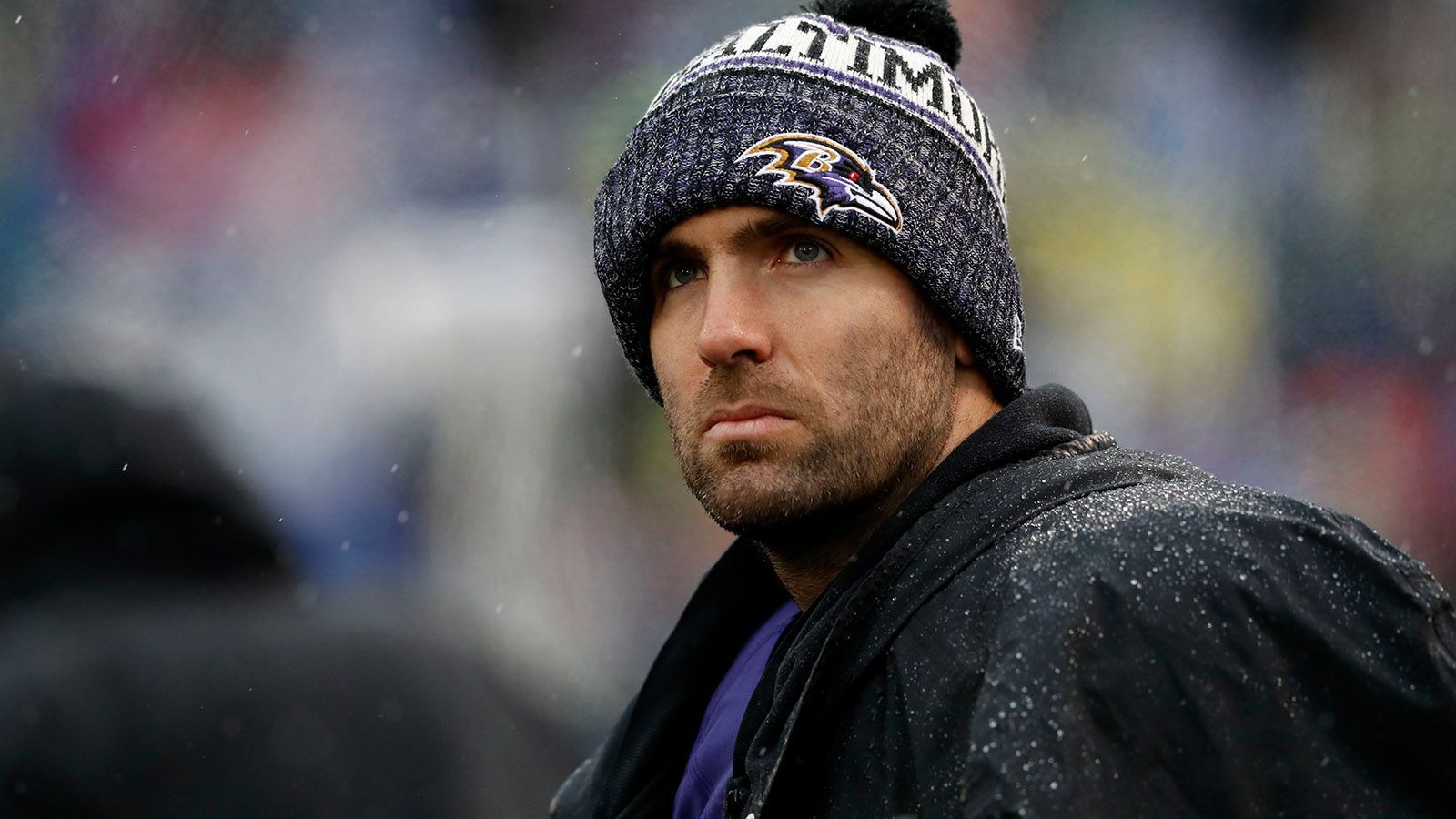 
                <strong>Joe Flacco</strong><br>
                Der MVP des Super Bowls 47 ist tief gefallen. In dieser Saison verlor der 34-Jährige sogar seinen Job als Starter an Rookie Lamar Jackson. In den Playoffs hatte der ehemalige Louisville-Quarterback gegen die Los Angeles Chargers massive Probleme, dennoch gehört ihm die Zukunft in Baltimore. "Lamar Jackson ist unser Quarterback. Für Joe wird es Anfragen geben", erklärte Ravens-Coach Jim Harbaugh. Mit einem Trade von Flacco würden die Ravens zudem rund zehn Millionen Dollar an Cap Space freimachen. Die Redskins, Broncos, Dolphins und Jaguars gelten als mögliche Interessenten für den Quarterback.    
              