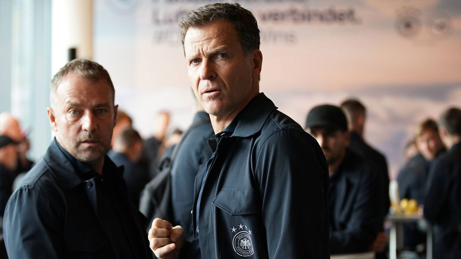 
                <strong>Oliver Bierhoff</strong><br>
                Auch für Oliver Bierhoff wird der Gegenwind rauer. Er holte Flick als Trainer zurück zum DFB, nachdem dieser einst bereits als Co-Trainer von Löw und später als Sportdirektor beim Verband tätig war. Der einstige Torjäger ist die letzte Führungsperson, die im Rahmen des großen Neuaufbaus nach dem EM-Debakel 2004 zum Verband stieß und noch immer an der Otto-Fleck-Schneide tätig ist. Einst als Teammanager eingestiegen, firmiert Bierhoff mittlerweile als Geschäftsführer der deutschen Nationalmannschaft. Anders als Löw oder dessen Vorgänger Jürgen Klinsmann, mit denen er beim DFB begann, flogen ihm nie die Herzen der Fans zu - was aber wohl vor allem der Funktionärsposition zuzuschreiben ist. Allerdings wirkt Bierhoff in seinen seltenen Auftritten auch oft so, als würde er über den Dingen stehen, Kritik an seinen Entscheidungen gar nicht wirklich zulassen. Mit der dritten Turnierenttäuschung nacheinander wird diese aber nun umso heftiger ausfallen. So langsam sollte er das Ruder wieder herumreißen.
              