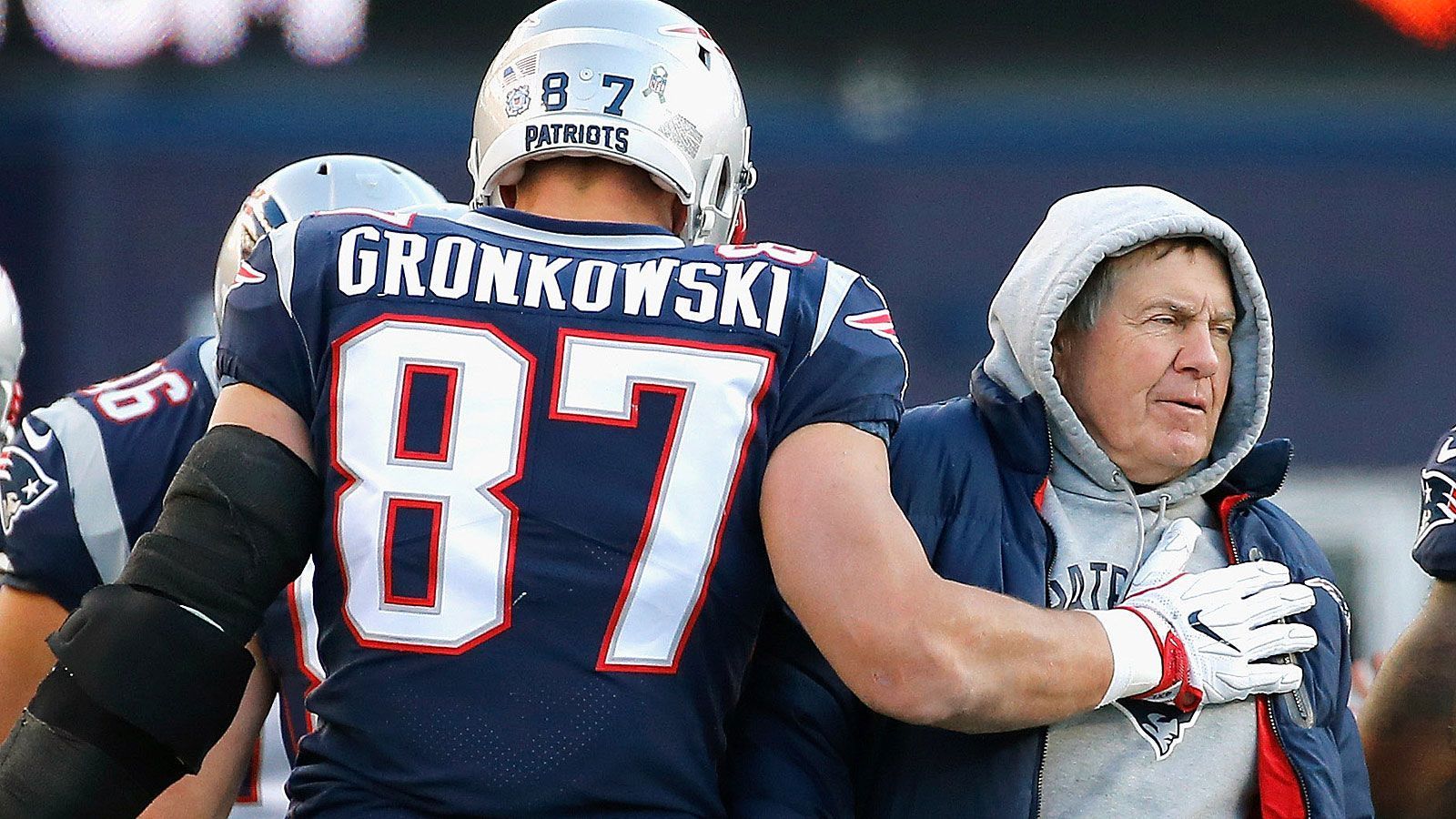 
                <strong>Draft Needs der New England Patriots</strong><br>
                Das Karriereende von Rob Gronkowski ein Jahr vor Vertragsende hat die New England Patriots kalt erwischt. Der Champion braucht unbedingt einen neuen Tight End von Format. Problem nur: Auf dem Free-Agent-Markt findet sich mittlerweile keiner mehr. Zuletzt blieb das Buhlen um Jared Cook erfolglos, den zog es zu den New Orleans Saints. Auch auf einer anderen offensiven Skill-Position muss Head Coach Bill Belichick nachbessern. Denn angesichts der Abschiede von Chris Hogan und Cordarrelle Patterson und der ungewissen Zukunft des gesperrten Josh Gordon benötigt auch das Wide-Receiver-Corps frisches Blut. In der Defense muss Ersatz für Malcom Brown her.
              