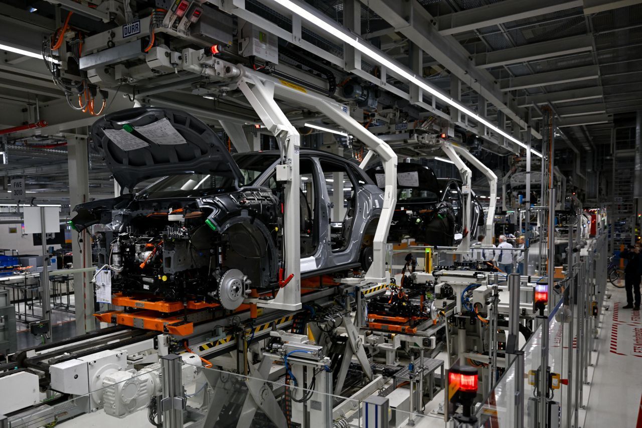 Im VW-Werk Zwickau werden Autos zu einem großen Teil von Robotern gebaut. Doch ohne Seltene Erden würde auch dort kaum ein Auto vom Band laufen, da sie Bestandteil wichtiger Bauteile von Elektromotoren sind. Allein in einem gewöhnlichen Auto stecken bis zu 35 Elektromotoren.