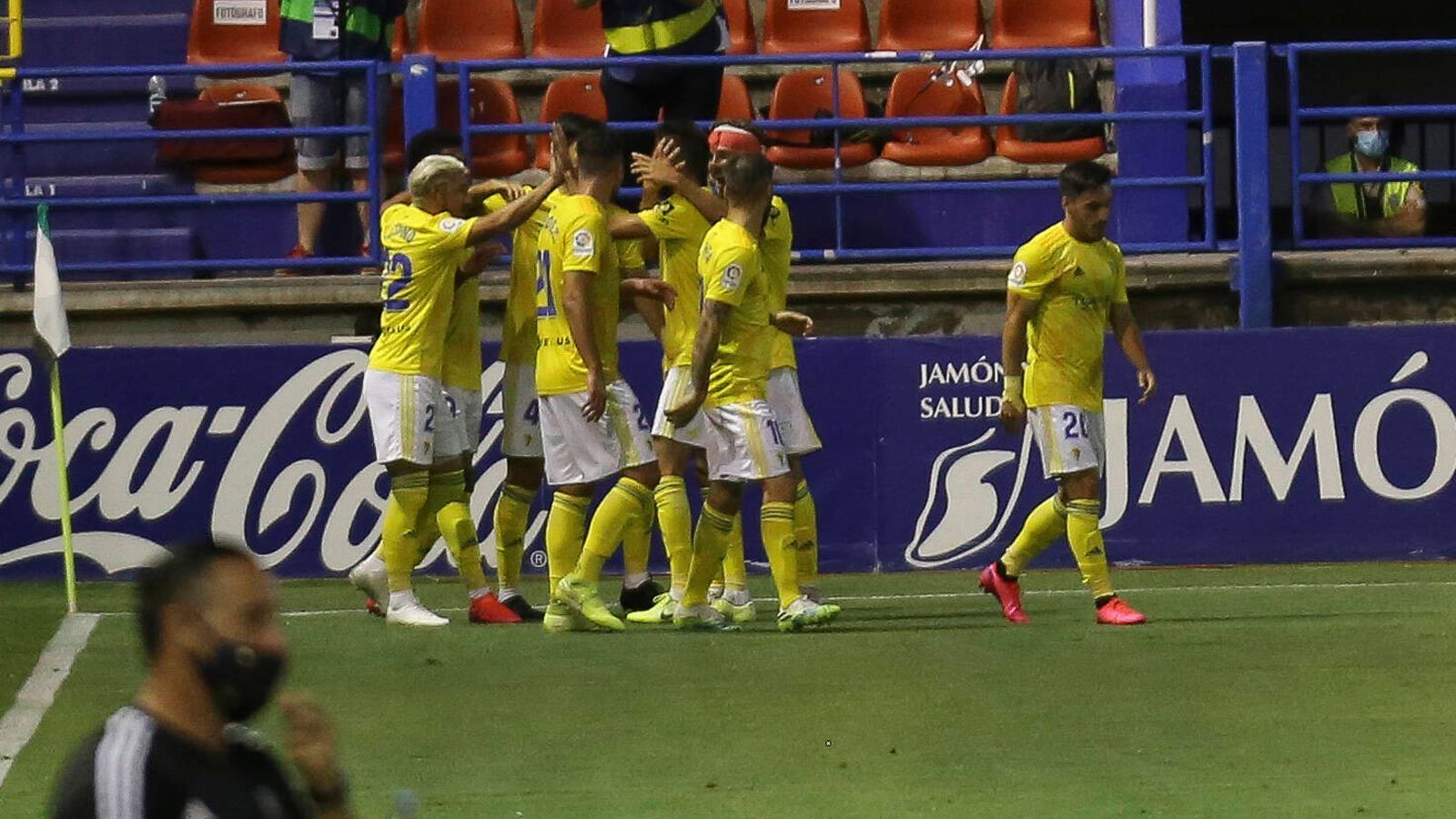 
                <strong>FC Cadiz (Spanien)</strong><br>
                Fast anderthalb Jahrzehnte musste der FC Cadiz darauf warten, wieder zu den 20 besten Teams Spaniens zu gehören. Nachdem der Klub aus der andalusischen Hafenstadt 2006 abstieg und zwischenzeitlich sogar nur mehr in der dritthöchsten Spielklasse aktiv war, schaffte Cadiz 2020 sogar vorzeitig die Rückkehr in La Liga. Einer der großen Namen im Kader des La-Liga-Rückkehrers ist jener von Jose Manuel Jurado, der früher unter anderem für Schalke oder Atletico Madrid am Ball war. Der mittlerweile 34-jährige Spanier durfte in der Aufstiegssaison bislang 15 Mal ran und auch für die kommende Spielzeit hat Cadiz schon einen klingenden Namen als Neuzugang sicher. Cadiz verpflichtet den früheren Nationalspieler Alvaro Negredo, der zuletzt bei Al-Nasr in Dubai kickte.
              