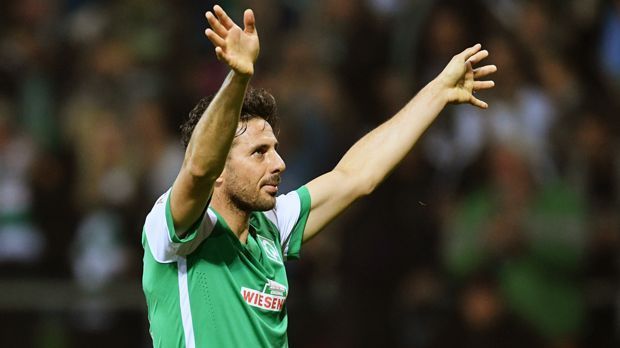 
                <strong>Claudio Pizarro (Werder Bremen und Bayern München)</strong><br>
                Angriff - Claudio Pizarro (Werder Bremen und Bayern München): Von einer eher unglücklichen Zeit in England weiß auch der Peruaner zu berichten. Sein Intermezzo beim FC Chelsea verlief eher ernüchternd für den Angreifer. In seiner restlichen Karriere in Europa pendelte er indes sehr erfolgreich zwischen Werder Bremen und dem FC Bayern. So wurde er zum erfolgreichsten ausländischen Torschützen der Bundesliga-Historie. 190 Mal schlug der 37-Jährige in der Bundesliga zu - und schoss so Werder kürzlich mit zum Klassenerhalt.
              