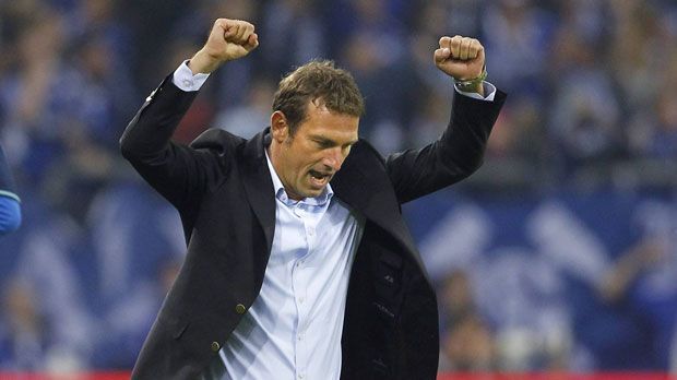 
                <strong>Weinzierl erleichtert</strong><br>
                In nur einem Spiel erzielten die Schalker doppelt so viele Tore wie in allen fünf Liga-Partien zuvor. Bei Trainer Markus Weinzierl war die Erleichterung dementsprechend groß. "Es ist eine riesige Last von unseren Schultern gefallen." Fazit: Der erste Schritt aus der Krise ist geschafft. Jetzt muss es nur so weitergehen.
              