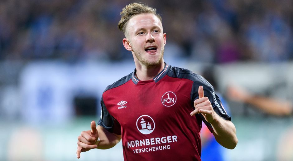 
                <strong>Cedric Teuchert (FC Schalke 04)</strong><br>
                Der FC Schalke 04 holt sich einen neuen Torjäger für die Rückrunde! U21-Nationalspieler Cedric Teuchert wechselt vom 1. FC Nürnberg zu den Königsblauen und unterschreibt für dreieinhalb Jahre in Gelsenkirchen. Der 20-Jährige reist direkt ins Trainingslager der Schalker nach Spanien, um sich mit dem Team auf den Rückrundenstart vorzubereiten. "Cedric ist ein junger, talentierter Spieler, der über eine freche Spielweise und einen guten Torriecher verfügt. Wir wollen, dass er mit uns gemeinsam den nächsten Schritt macht und sich entsprechend weiterentwickelt", erklärt Schalke-Coach Domenico Tedesco über seinen neuen Spieler. Mit Teuchert kommt nach Alessandro Schöpf und Guido Burgstaller nun schon die dritte Offensivkraft aus Nürnberg zum FC Schalke 04.
              