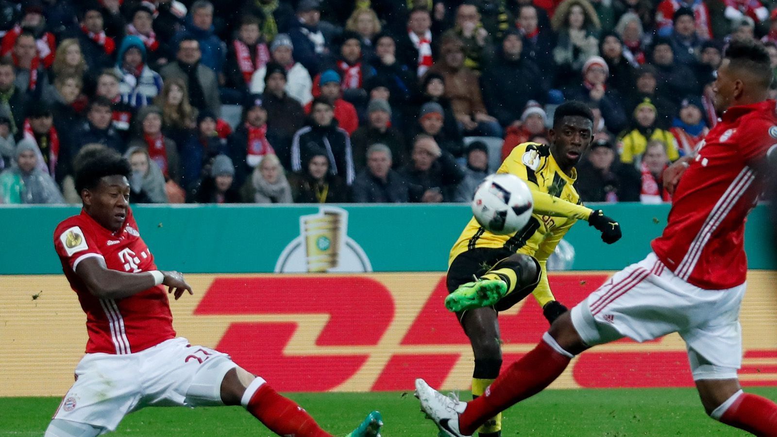 <strong>Pokal-Halbfinale 2016/17</strong><br>
                In der Saison 2016/17 treffen die Münchner im Pokal-Halbfinale zuhause auf Borussia Dortmund und gehen leer aus. In einem packenden Pokalfight gelingt zunächst Dortmund durch Marco Reus der Führungstreffer, dann drehen die Bayern das Spiel durch Tore von Javi Martinez und Mats Hummels - um nach der Pause alles zu verspielen. Zunächst sorgt Pierre-Emerick Aubameyang für den BVB-Ausgleich, ehe Ousmane Dembele (Mi.) den Ball in der 74. Minute nach einer tollen Einzelleistung zum 3:2-Siegtreffer für Dortmund im Winkel versenkt...