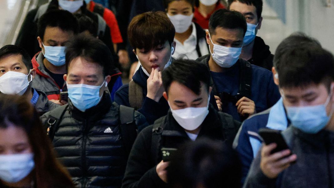 In China steigen die Fälle von Lungenentzündungen bei Kindern sprunghaft an - Krankenhäuser mit Kindern überfüllt.