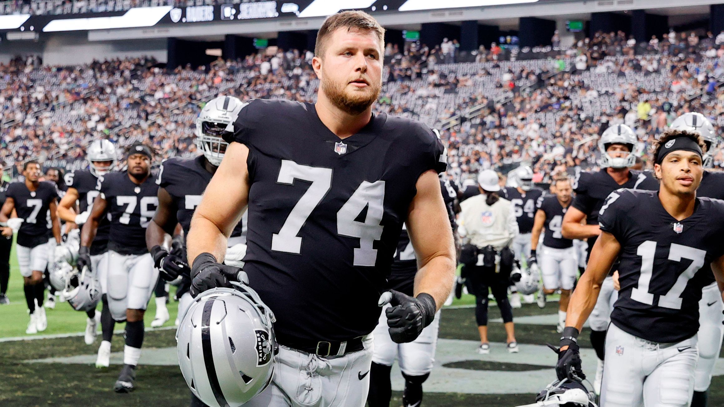 
                <strong>Platz 10: Kolton Miller - Las Vegas Raiders</strong><br>
                &#x2022; Ranking im vorigen Jahr: nicht in Top 10<br>&#x2022; Statistiken in der Saison 2022: 4 zugelassene Sacks, 81,7 Prozent Run Block Win Rate<br>
              