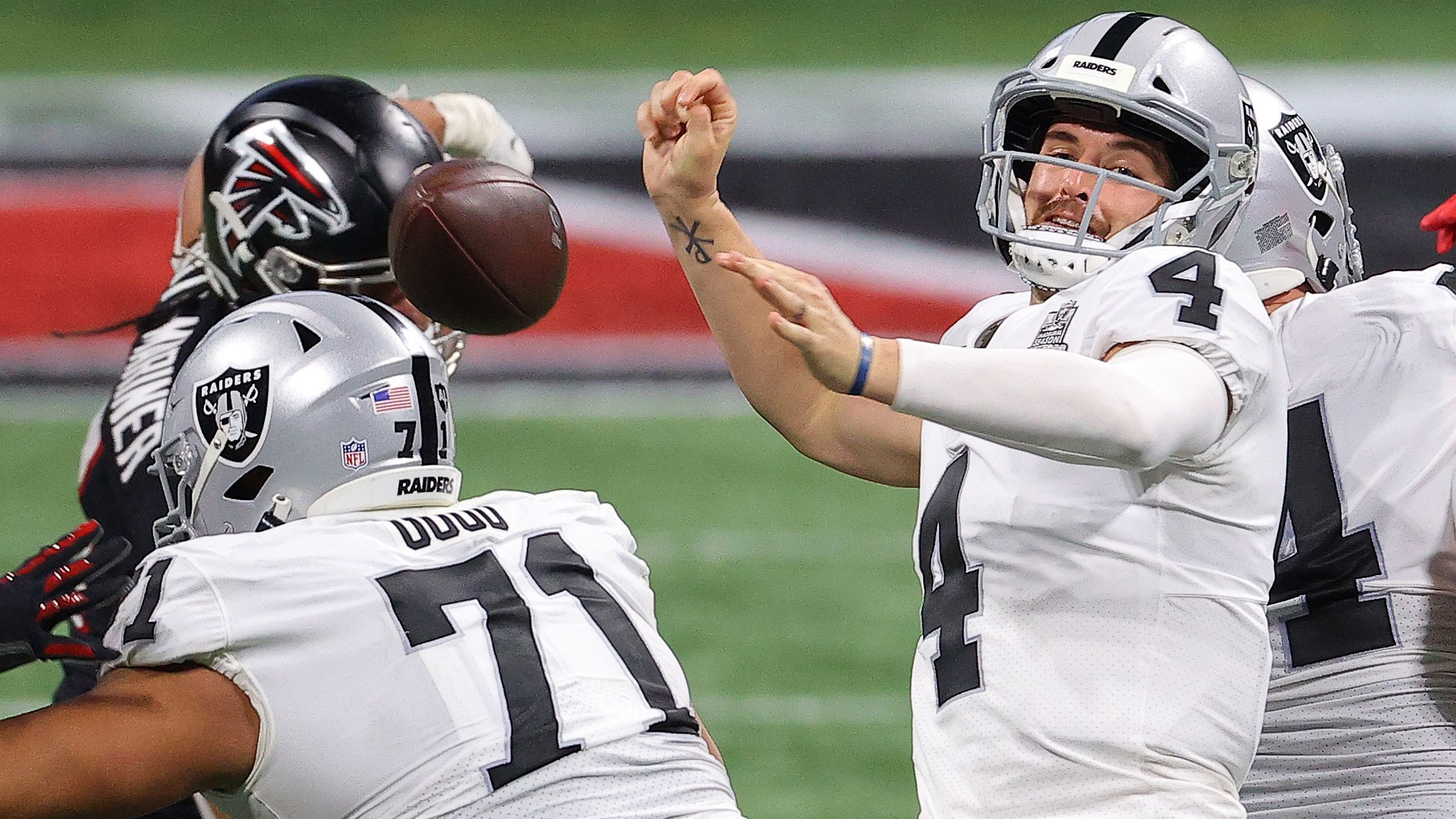
                <strong>Verlierer: Las Vegas Raiders</strong><br>
                Mit 41:3 wurden die Las Vegas Raiders von den Atlanta Falcons aus dem Stadion gefegt. Die Niederlage kam eigentlich ziemlich unerwartet, konnten die Falcons in dieser Saison doch noch kein Team mit positiver Bilanz schlagen. Und das, obwohl Atlanta wohlgemerkt ohne die verletzten Stars Julio Jones und Todd Gurley antreten musste. Vegas leistete sich insgesamt aber einfach viel zu viele vermeidbare Fehler. Allen voran Quarterback Derek Carr, der mit einem Pick Six und drei Lost Fumbles einen rabenschwarzen Tag erwischte. Ein herber Rückschlag im Kampf um die Playoffs.
              