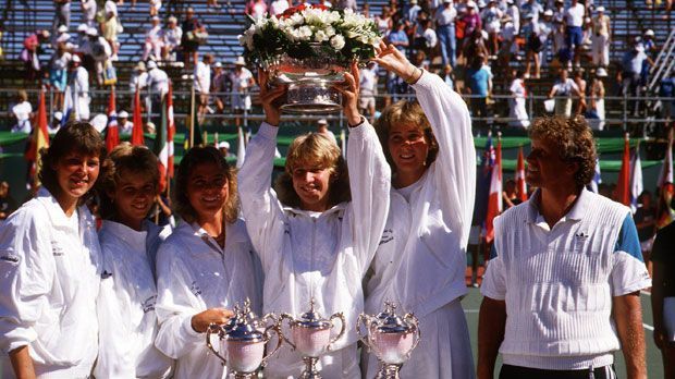 
                <strong>Spiel, Satz und Sieg: Die schönsten Erfolge von Steffi Graf und Co.</strong><br>
                Da ist das Ding: Steffi Graf (Mitte) präsentiert den Siegerpokal des Fed Cup-Wettbewerbs 1987. Im Endspiel besiegt Deutschland die USA mit 2:1. Außerdem im Team (von links): Claudia Porwick, Silke Meier, Bettina Bunge, Claudia Kohde-Kilsch und Teamchef Klaus Hofsäß.
              