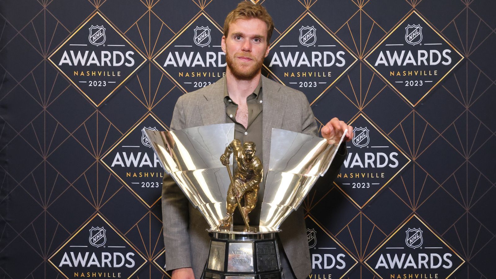 
                <strong>Maurice Richard Trophy (Meiste Tore)</strong><br>
                &#x2022; Connor McDavid<br>&#x2022; Team: Edmonton Oilers<br>
              
